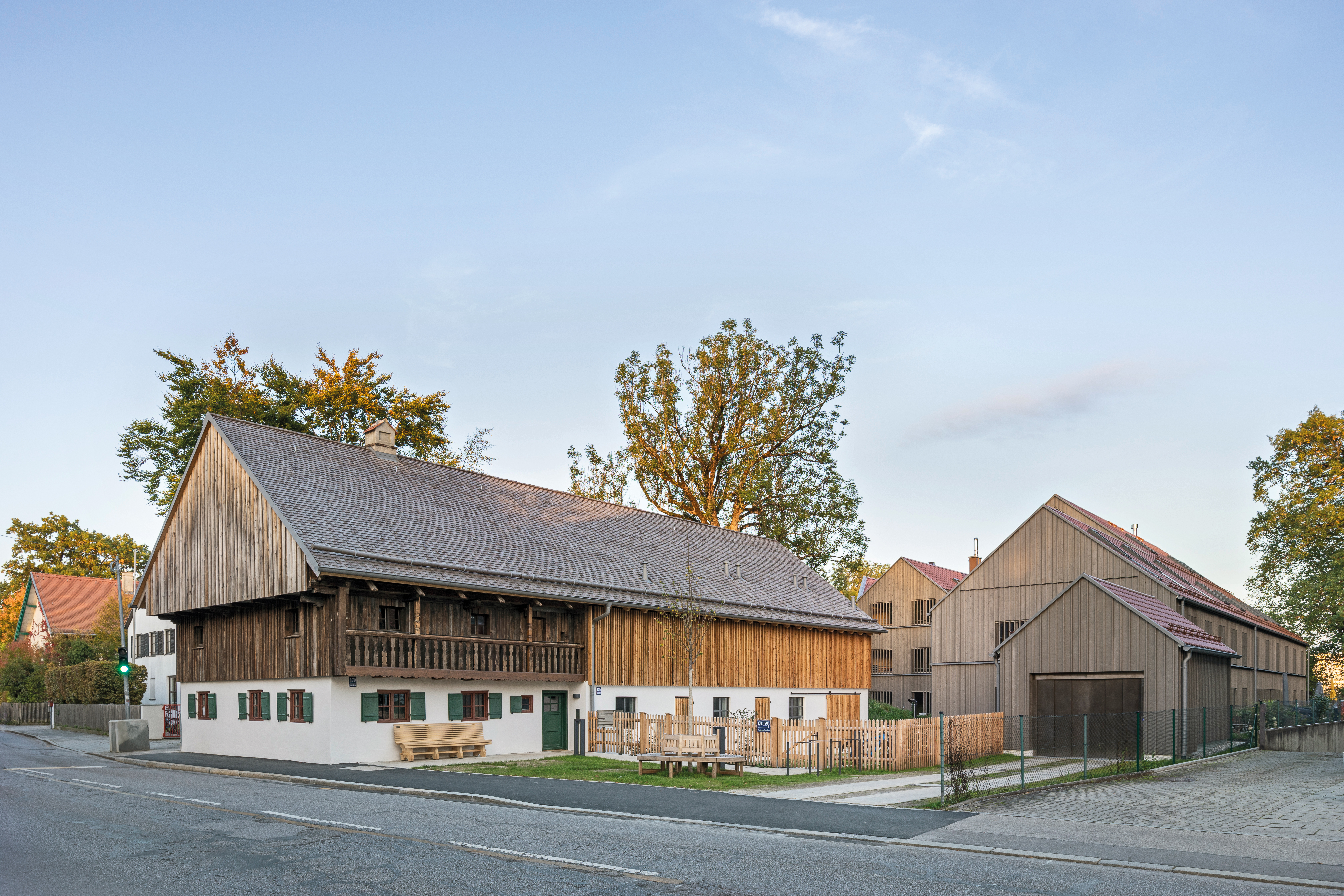 Der von Peter Haimerl sanierte Derzbachhof prägt nach wie vor das Ortszentrum des Münchner Stadtteils Forstenried. Der Neubau von Raumstation Architekten hält sich dezent im Hintergrund.
