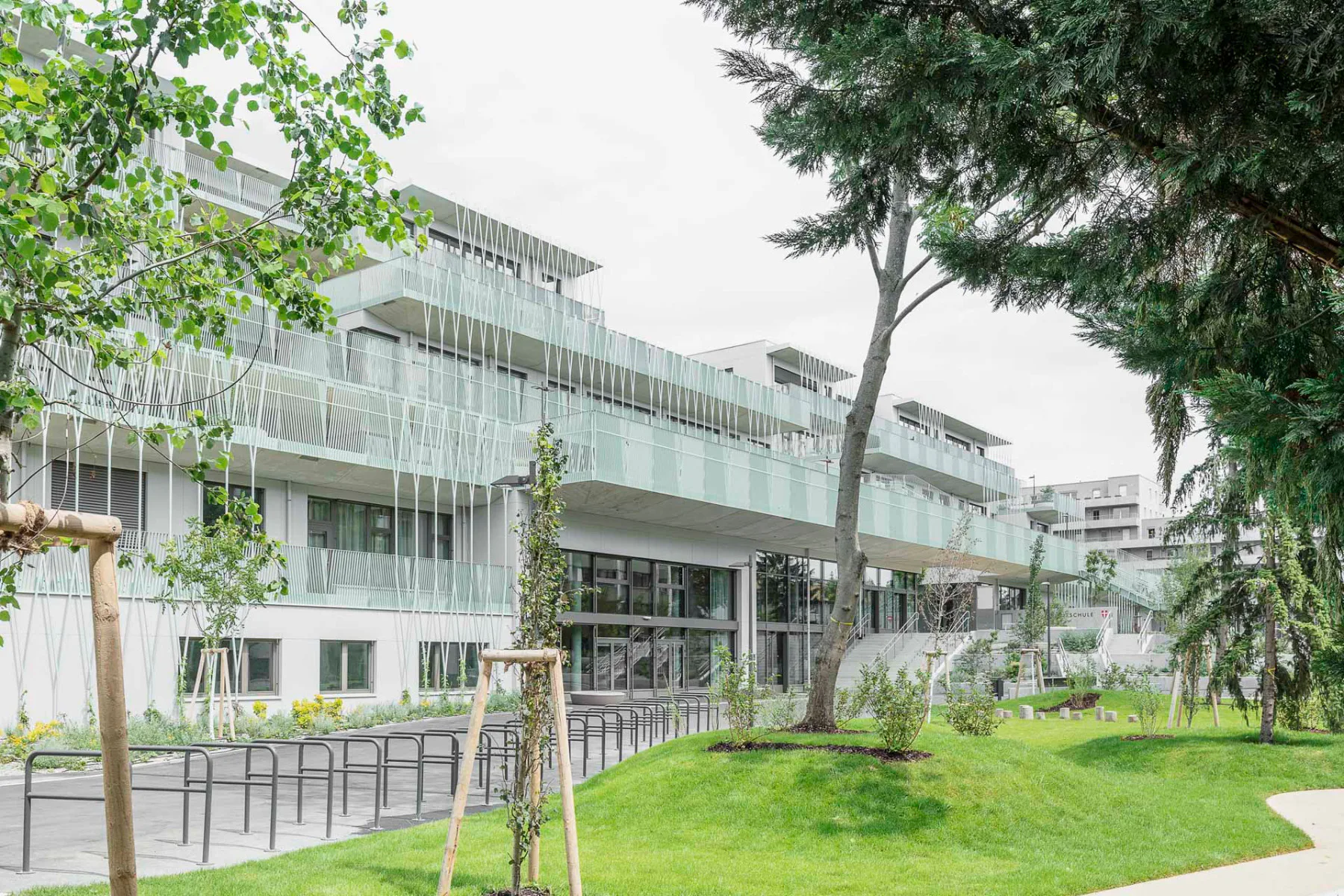 Mit einer abgetreppten Terrassen- und Balkonlandschaft orientiert sich der Komplex auf seiner Südseite zum Vorplatz hin.