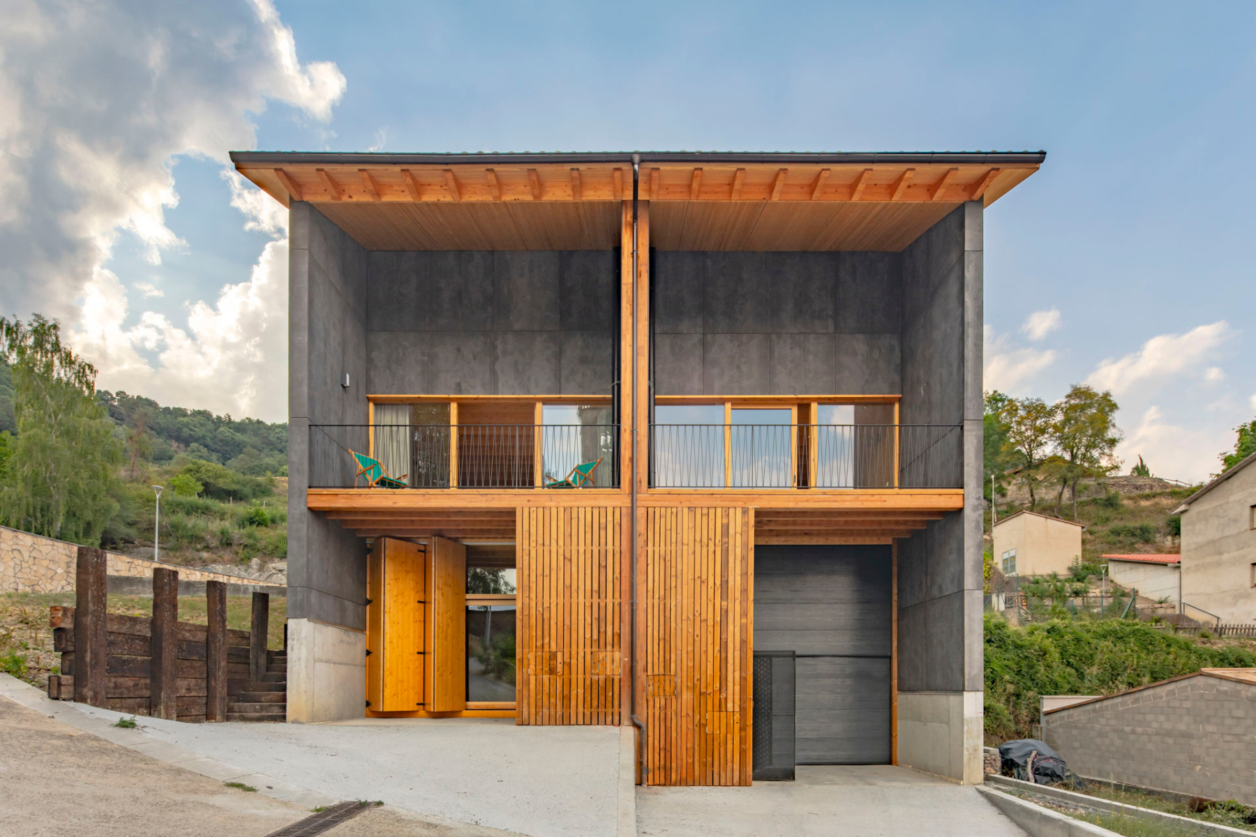 Die Architekten integrierten das Haus in ein Gefälle von über vier Metern.