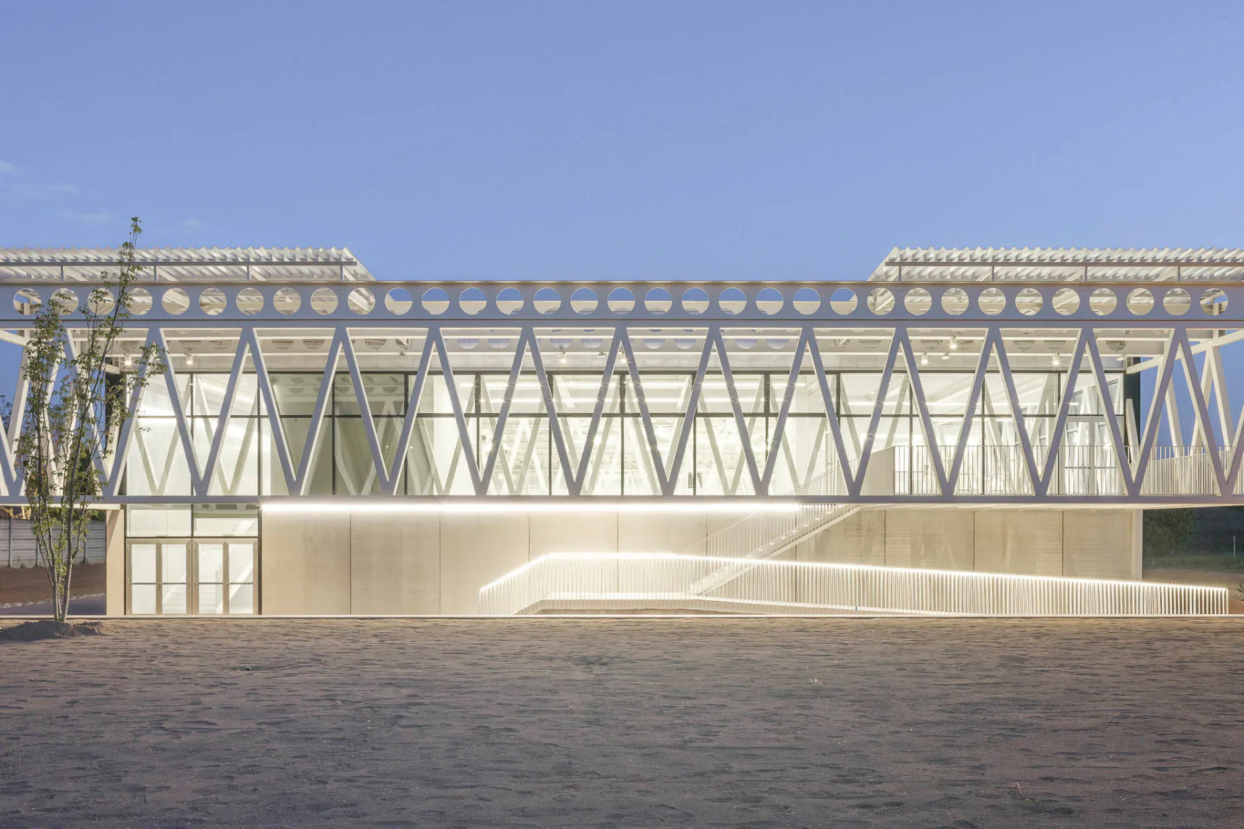 Auf der Eingangsseite der Halle kragt ein Stahlportikus weit über die Fassade hinaus.