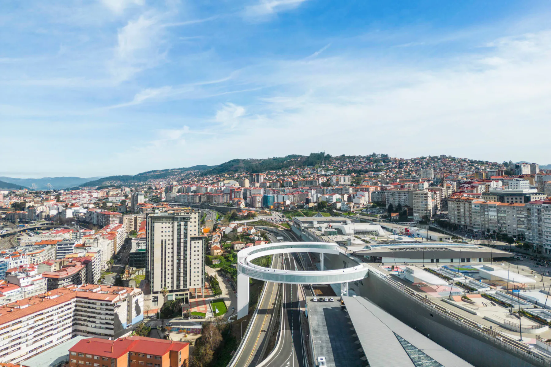 Die neue Fußgängerpassage überwindet eine Autobahn und dockt an den Bahnhof von Vigo an.