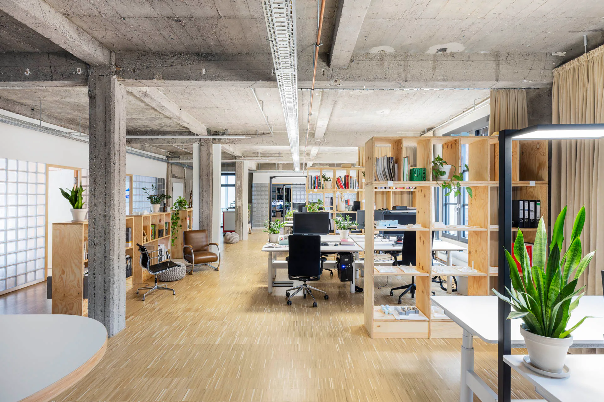 Die loftartigen Räume werden durch Möbel aus geölten Seekiefersperrholzplatten unterteilt.