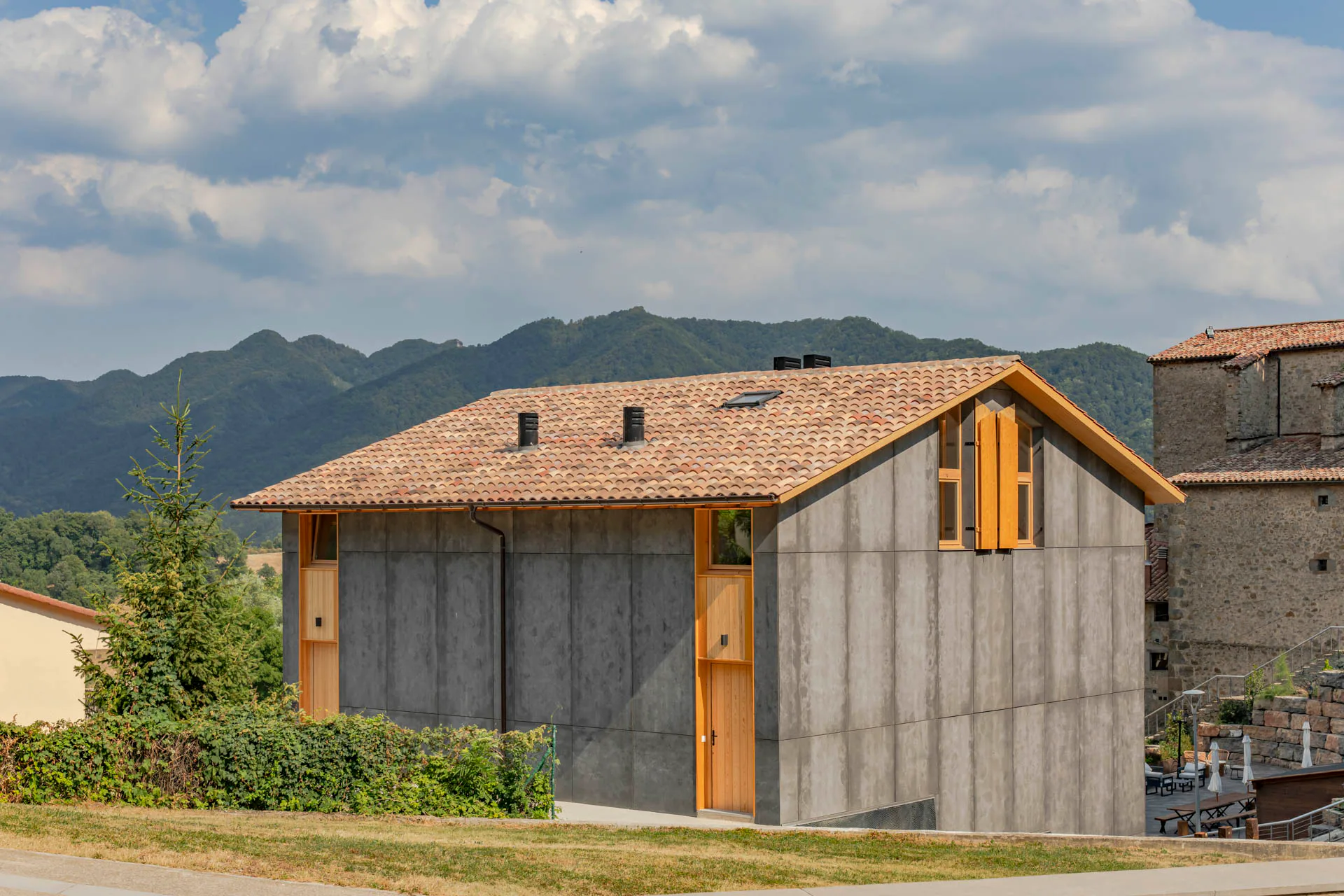 Bei der Ziegeldeckung orientierten sich die Architekten an der regionalen Bebauung.