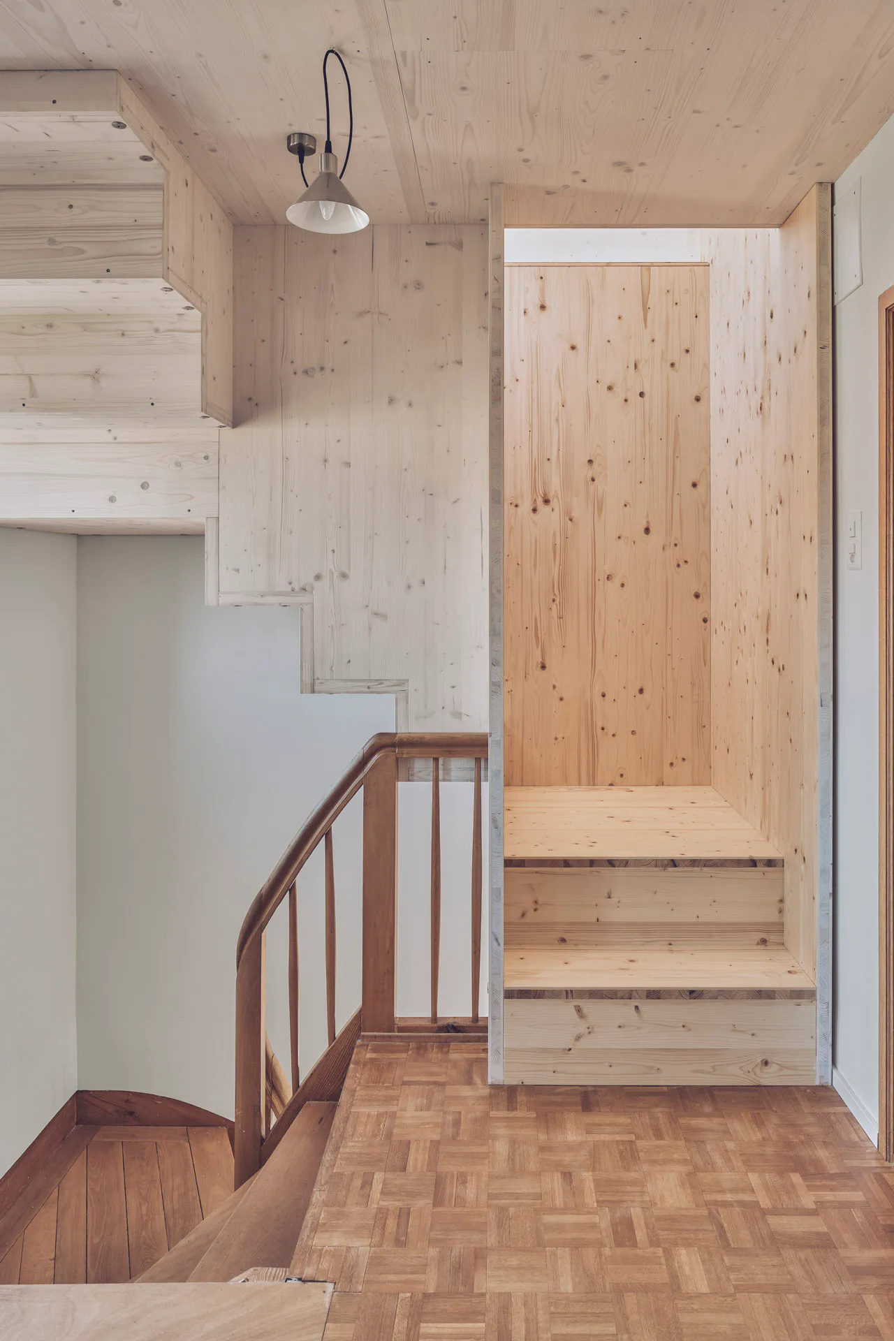 Eine neue Treppe verbindet den Bestand mit dem Dachraum.
