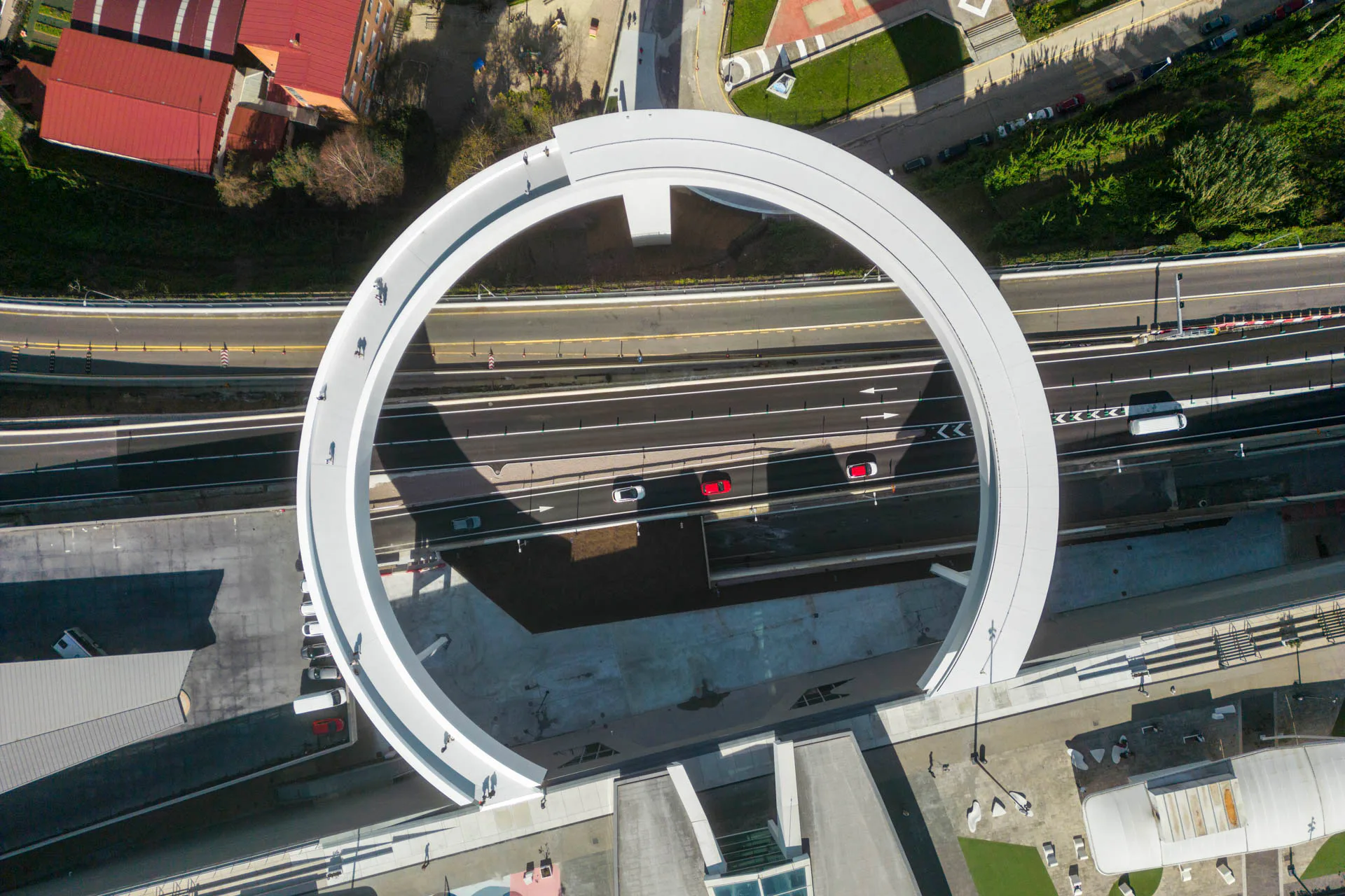 Die kreisförmige Struktur liegt auf dem Dach des Bahnhofgebäudes auf.