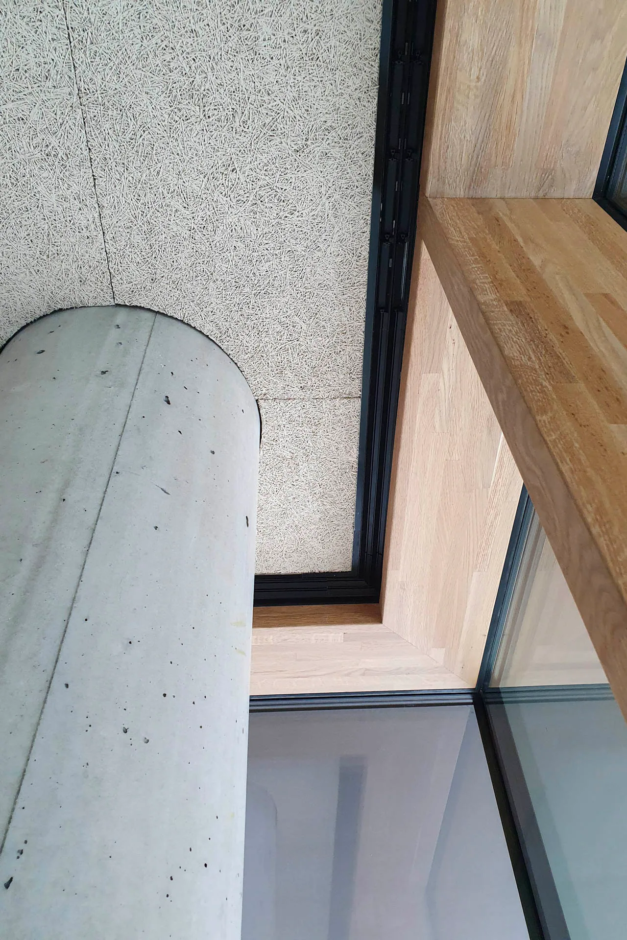 Im Speisesaal der Mensa schließen die Indul Schlitzauslässe direkt mit den Holzrahmen der Fenster ab.