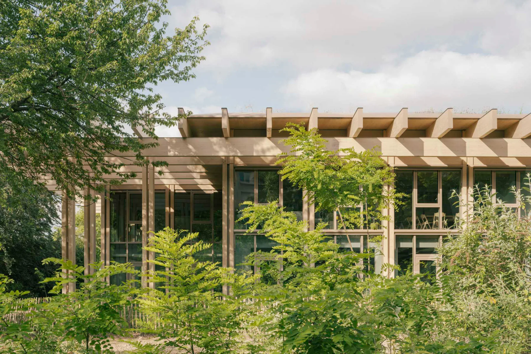Der Pavillon Jardins von Atelier du Pont fügt sich in die Vegetation des Parks ein.