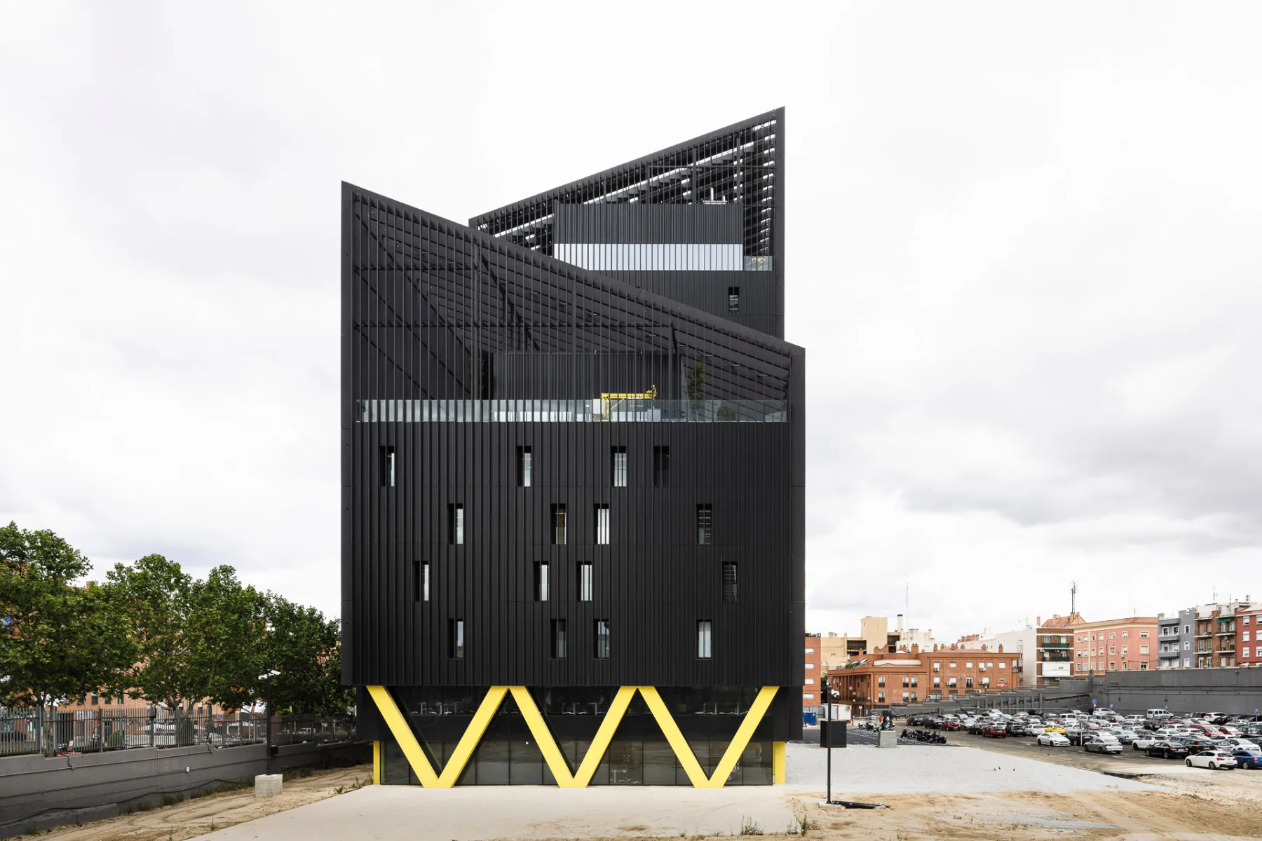 Das integrale Verkehrszentrum der Metro de Madrid: Eine urbane Akropolis, die durch Begrünung und Kreislaufstrategien einen lebendigen, zukunftsfähigen Lebensraum für die Stadtgemeinschaft schafft.