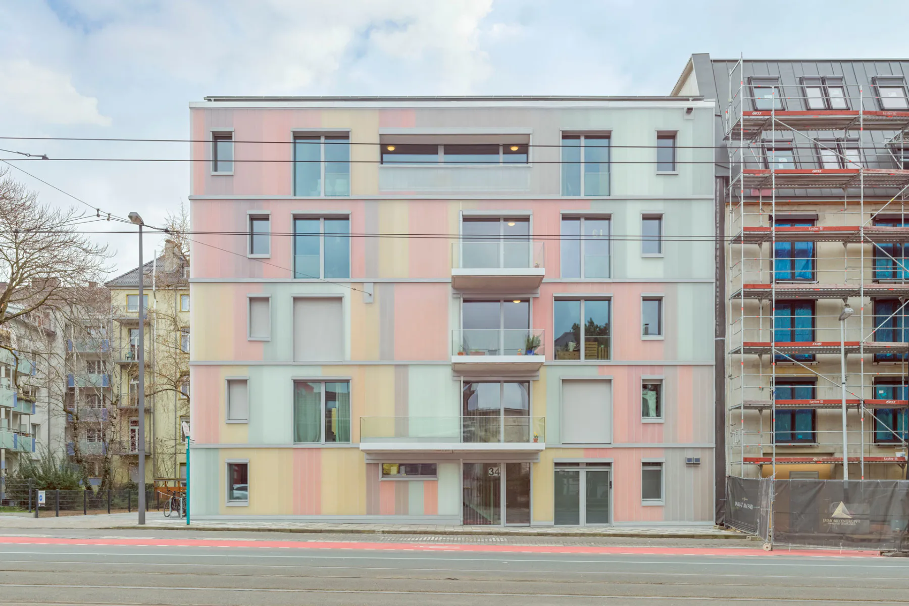 Die mehrschalige hinterlüftete Gebäudehülle schütz vor der Witterung und vor dem Lärm der Friedberger Landstraße.