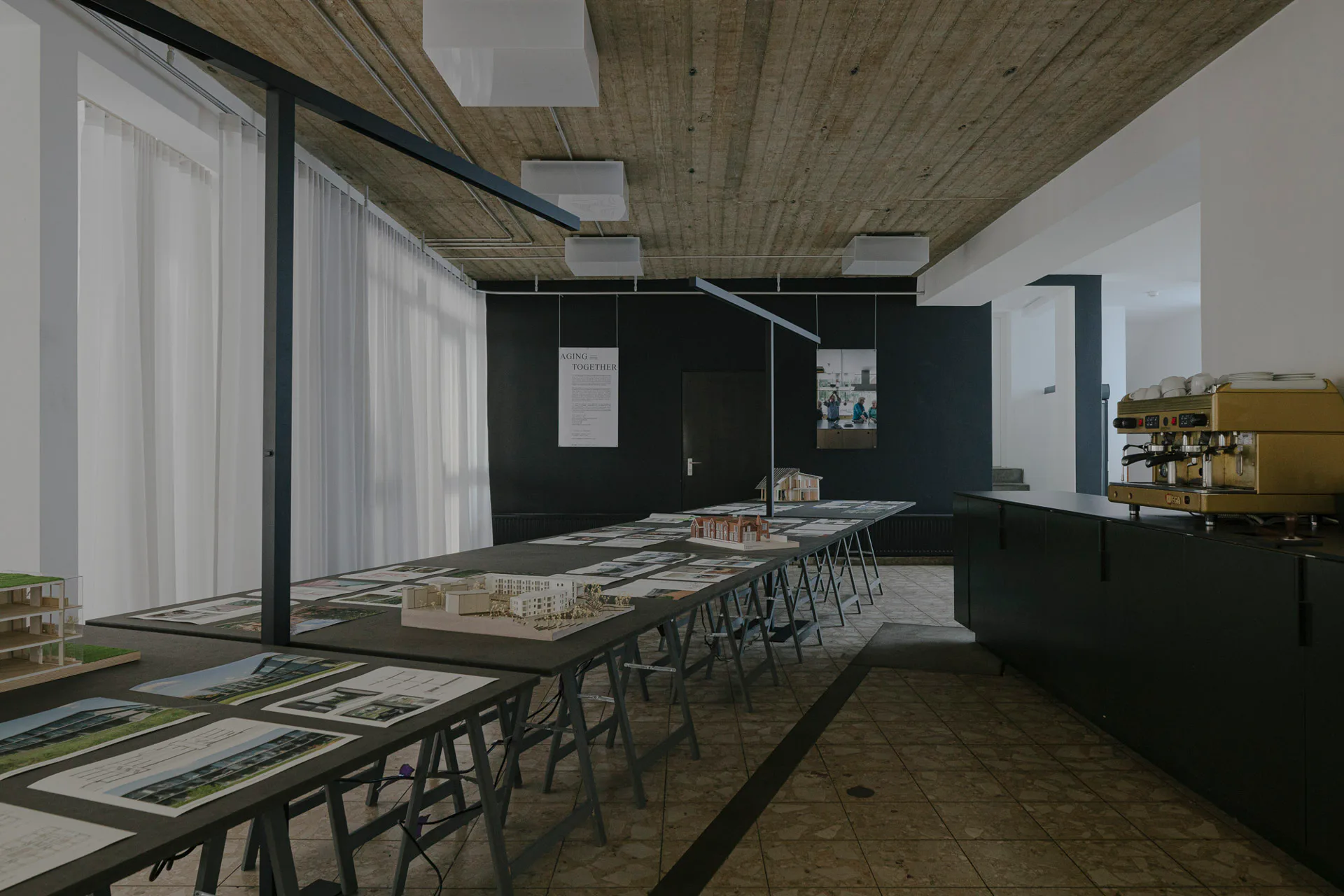 Anhand ausgewählter Fotografien, Zeichnungen und Modelle präsentieren sieben Architekturbüros ihre Konzepte für zukunftsweisende Wohnformen.