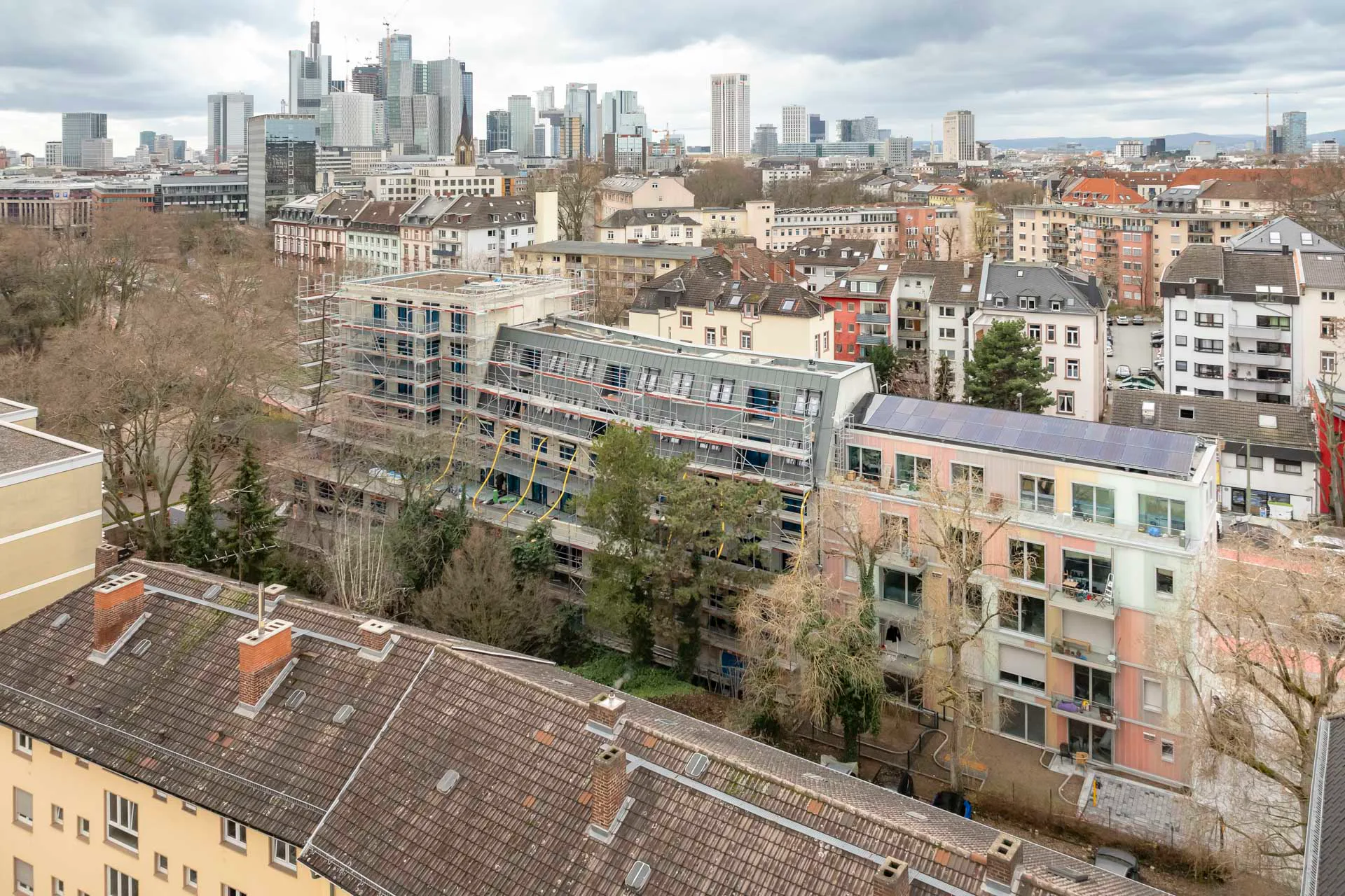 Mit seiner bunt gestreiften Fassade hebt sich der Genossenschaftsbau nahe der Frankfurter City wohltuend von der tristen Nachbarbebauung ab.