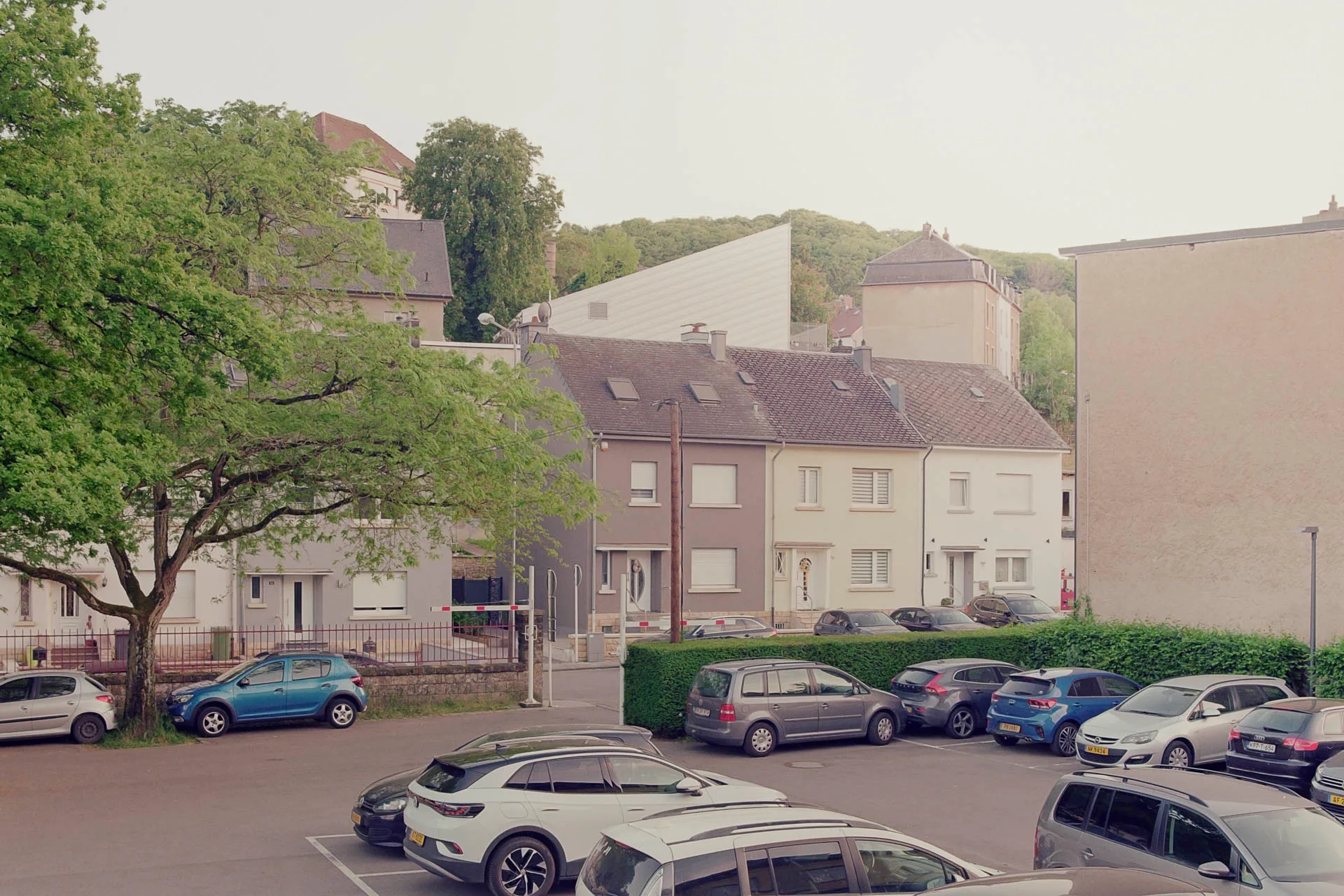 Das Wohnhaus liegt in Hanglage am westlichen Ortsrand von Rumelange. Entsprechend gut ist es auch aus der Ferne zu erkennen.