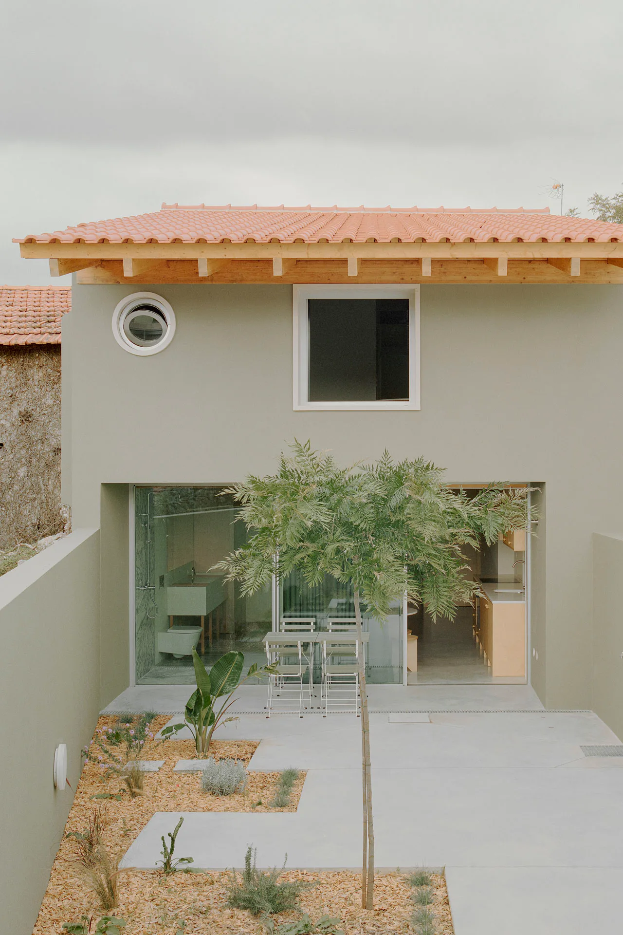 Das Wohnhaus umfasst eine Ein-Zimmer-Wohnung pro Geschoss.