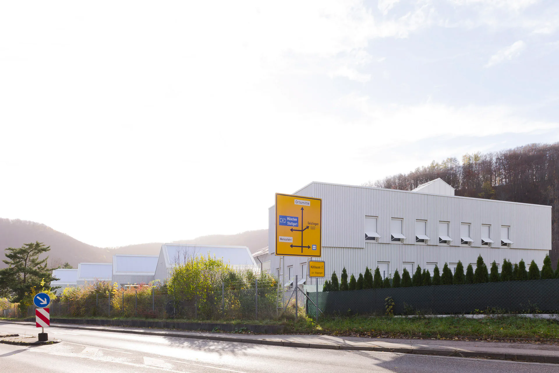 Yonder komplettierten die Autobahnpolizei in Mühlhausen mit einem neuen Verwaltungsbau und diversen Garagen und Werkstätten. Alle Neubauten sind in Holzbauweise entstanden.