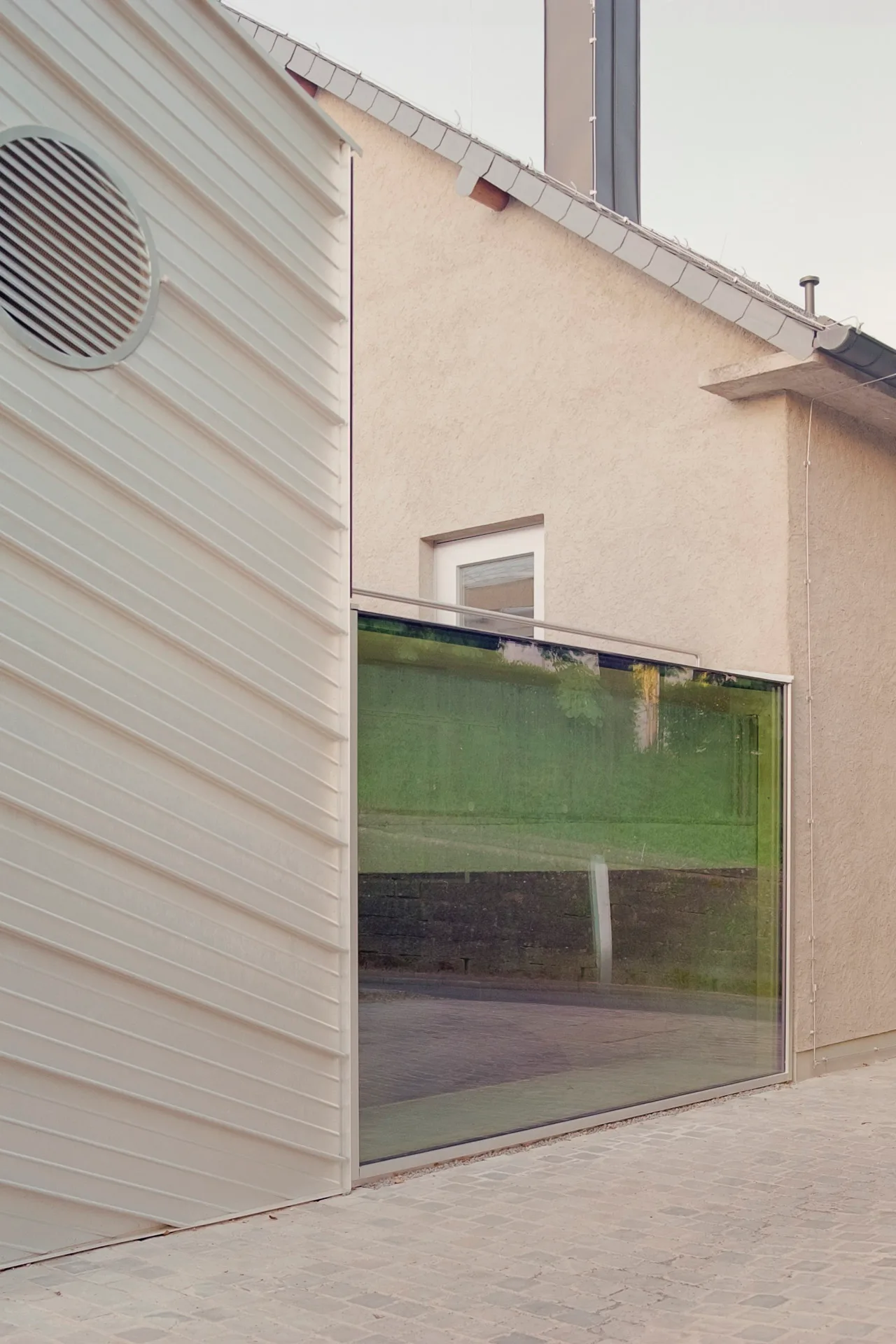 Ein eingeschossiger Verbindungstrakt leitet vom Alt- in den Neubau über. Dort liegen je zwei zweigeschossige Atelierräume übereinander.