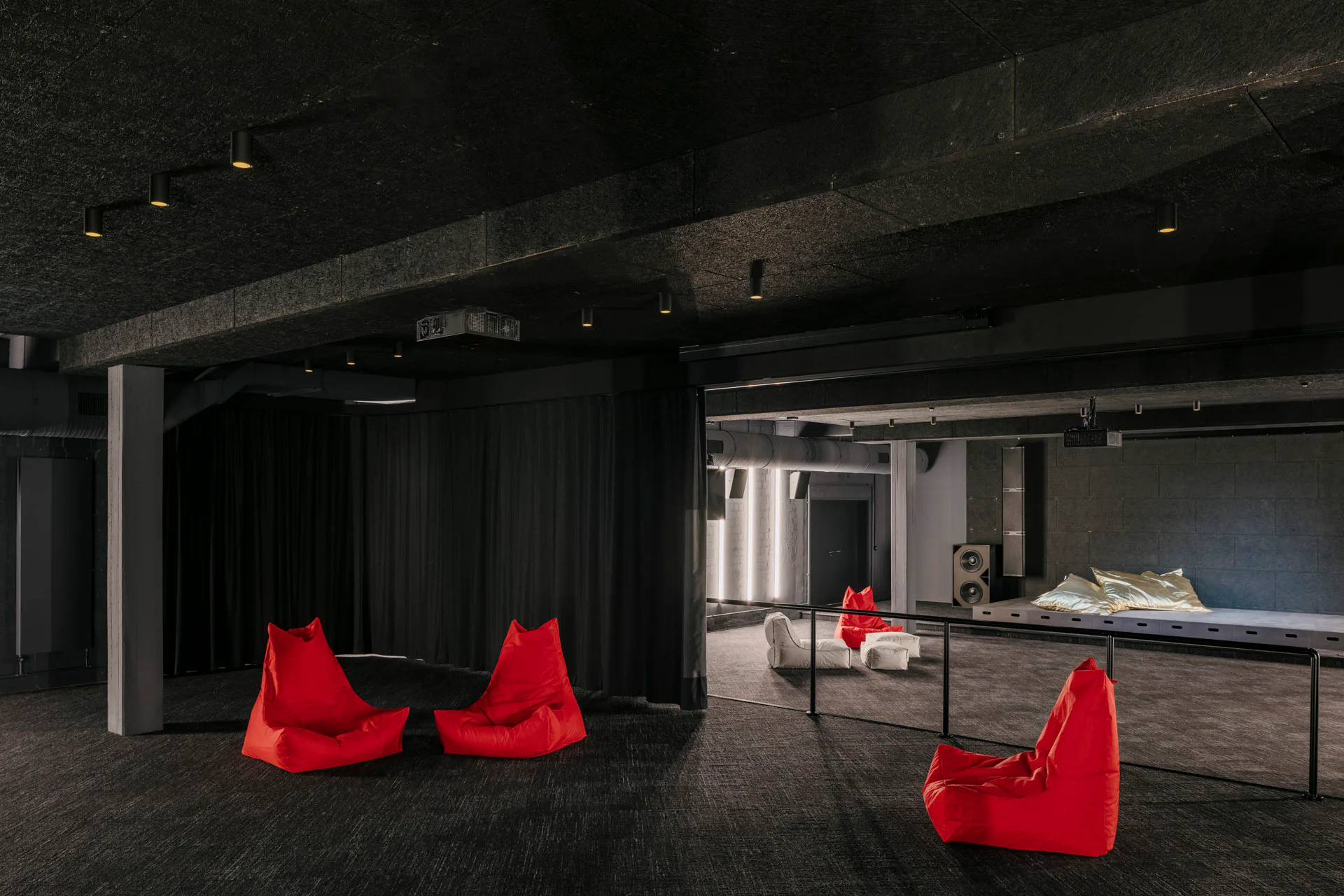 Das ehemalige Rechenzentrum wurde in ein multimediales Auditorium verwandelt.