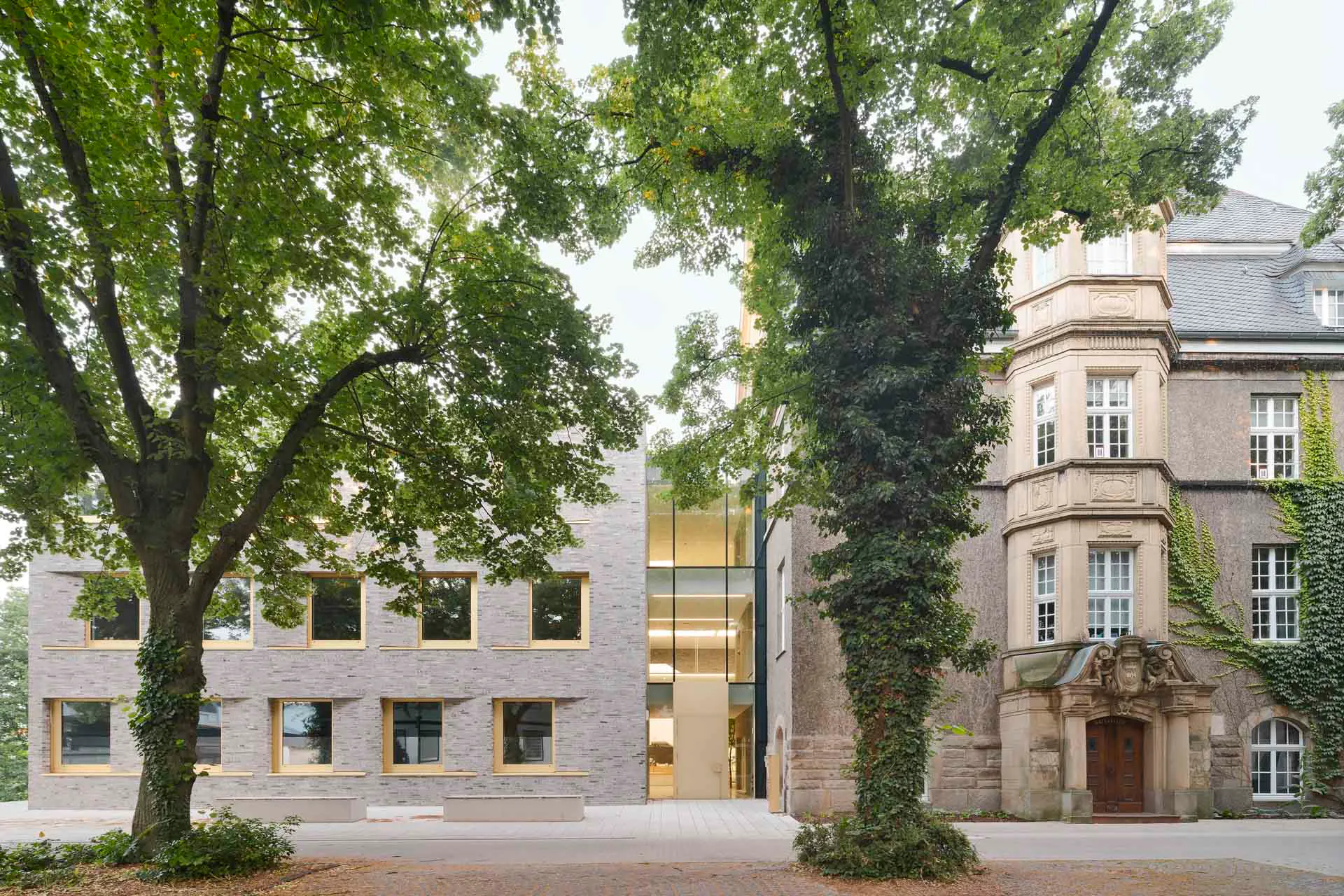 Im Gegensatz zur fast fensterlosen Frontansicht am Marktplatz gliedert eine regelmäßige Fensterordnung die Rückseite des Gebäudes.