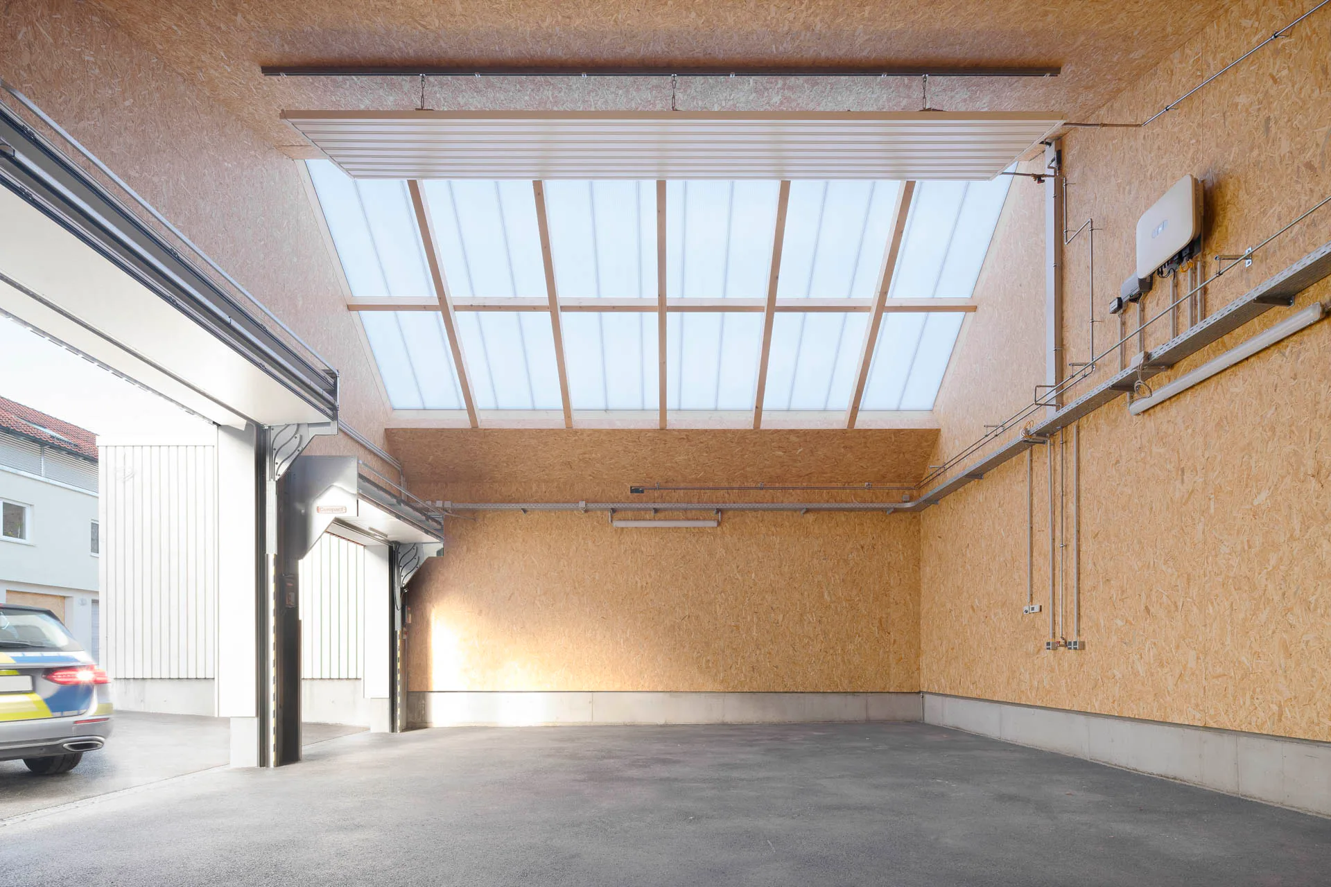 Oberlichter aus Plexiglas belichten die Einstellhallen für die Fahrzeuge.