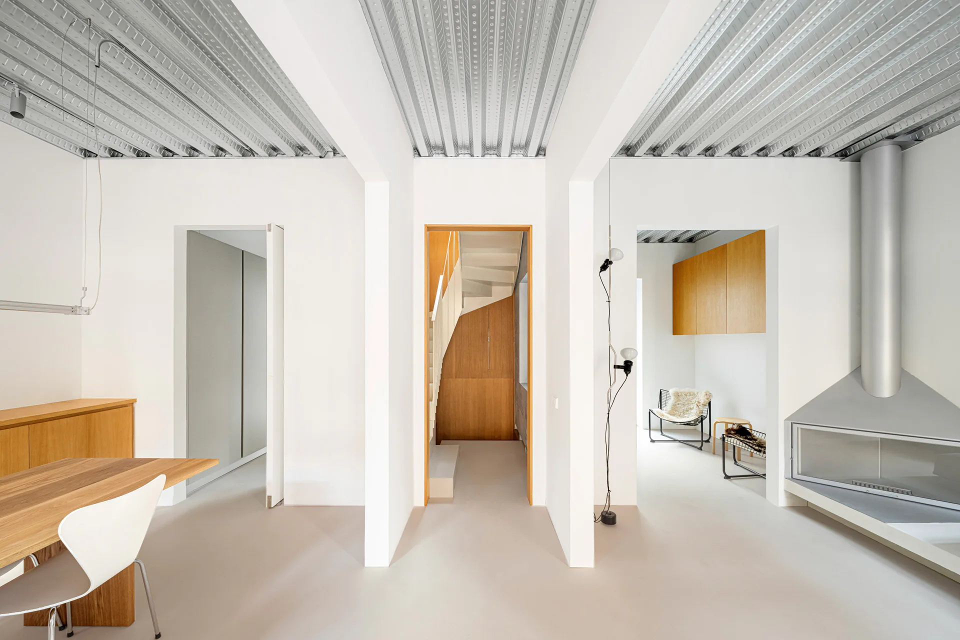 Im Inneren zogen die Architekten neue Geschossdecken aus Trapezblech und Beton ein.