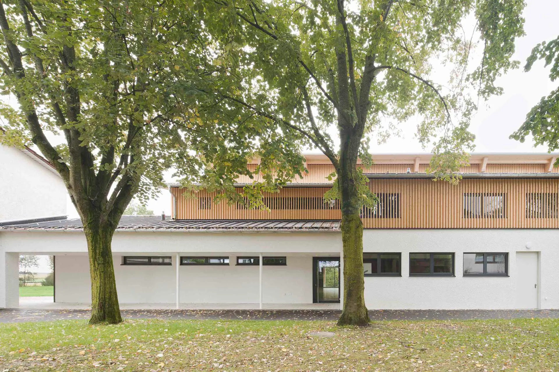 Die neuen Fassaden erhielten eine Holzlattung, die auch die Fenster verdeckt.