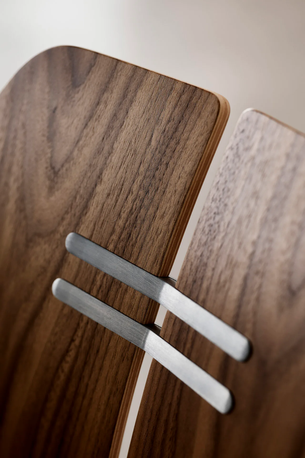 Die Sitz- und Rückenflächen des PK23 Lounge Chairs bestehen aus laminiertem Furnier und sind in drei Varianten erhältlich: schwarz lackierte Esche, klar lackierte Eiche und klar lackierter Nussbaum.