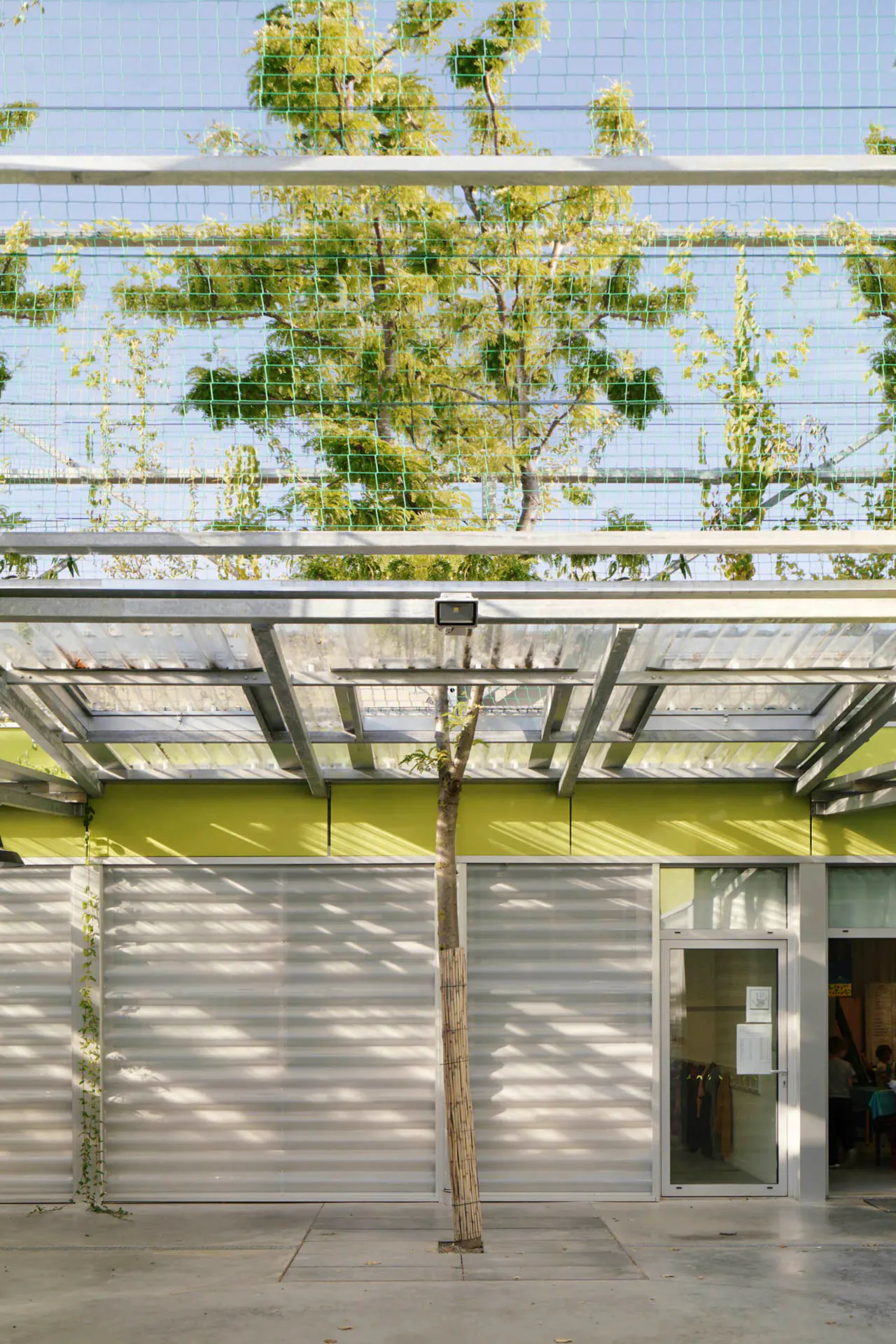 Das Projekt „Groupe Scolaire“ regiert als eine der ersten Schulen Frankreichs auf die Problematik des Klimawandels – durch Integration von 500 Bäumen in die Gebäudestruktur.
