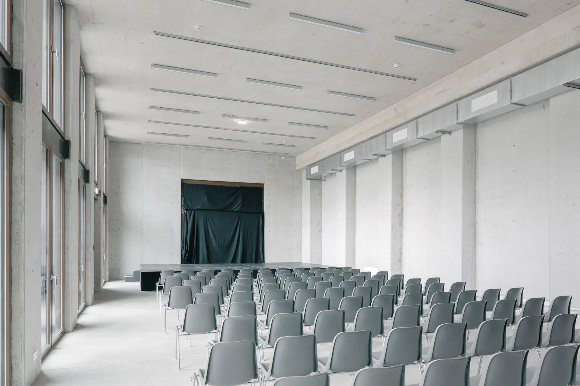 Konzertsaal ohne Akustikvorhänge