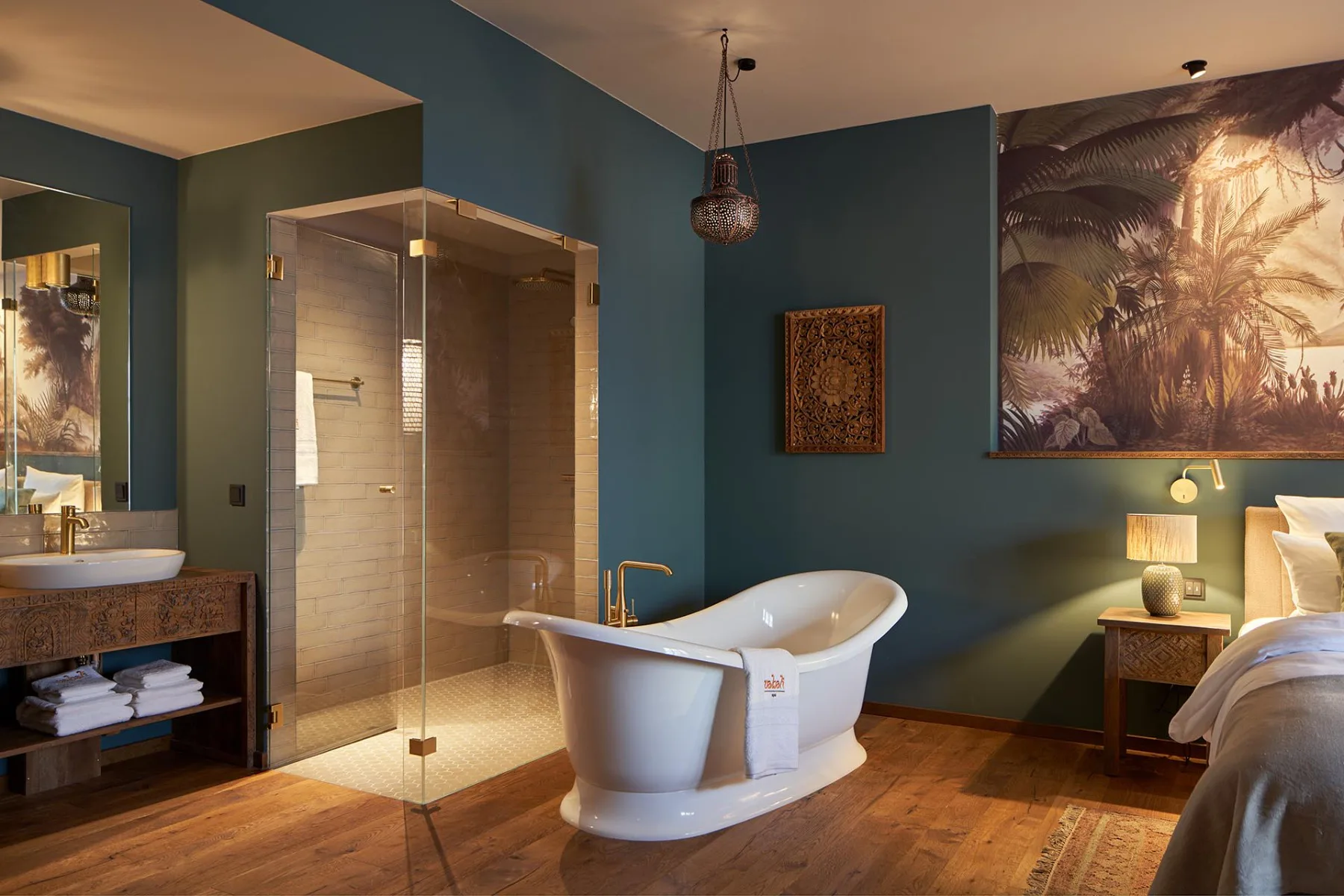 In den Bädern der Zimmer und Suiten ergänzen Grohe Armaturen das elegante, balinesische Designkonzept – geprägt von Erdtönen, dunklem Holz mit geschnitzten Intarsien sowie edlen Stoffen.