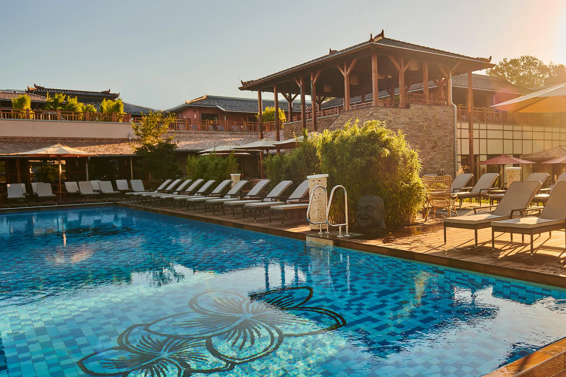 Der Außenpool des Wellness-Resorts lädt täglich hunderte Gäste zum Entspannen ein.