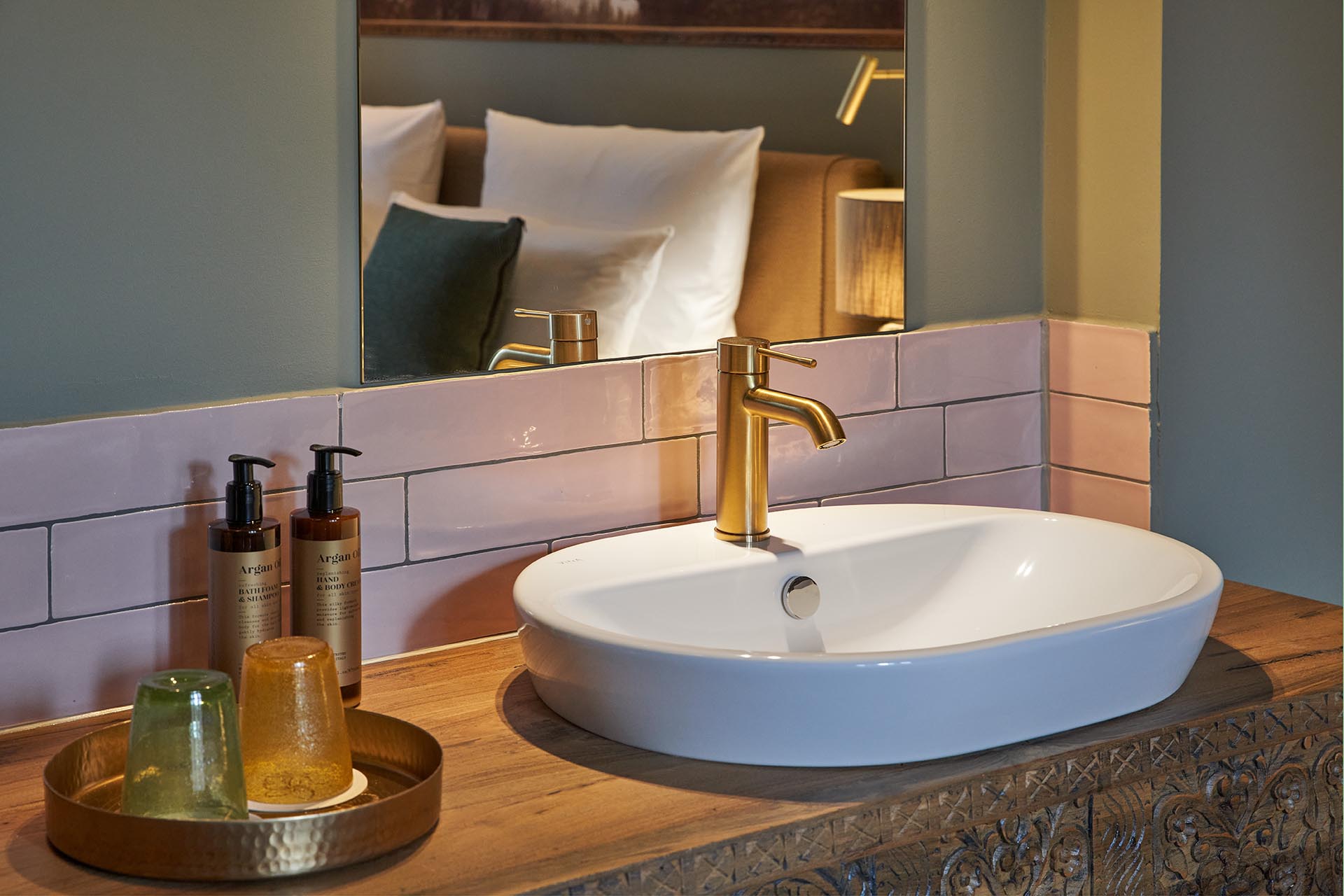 Elegante Grohe Essence Armaturen im goldenen Farbton Grohe Cool Sunrise mit gebürstetem Finish tragen zum balinesischen Flair bei.