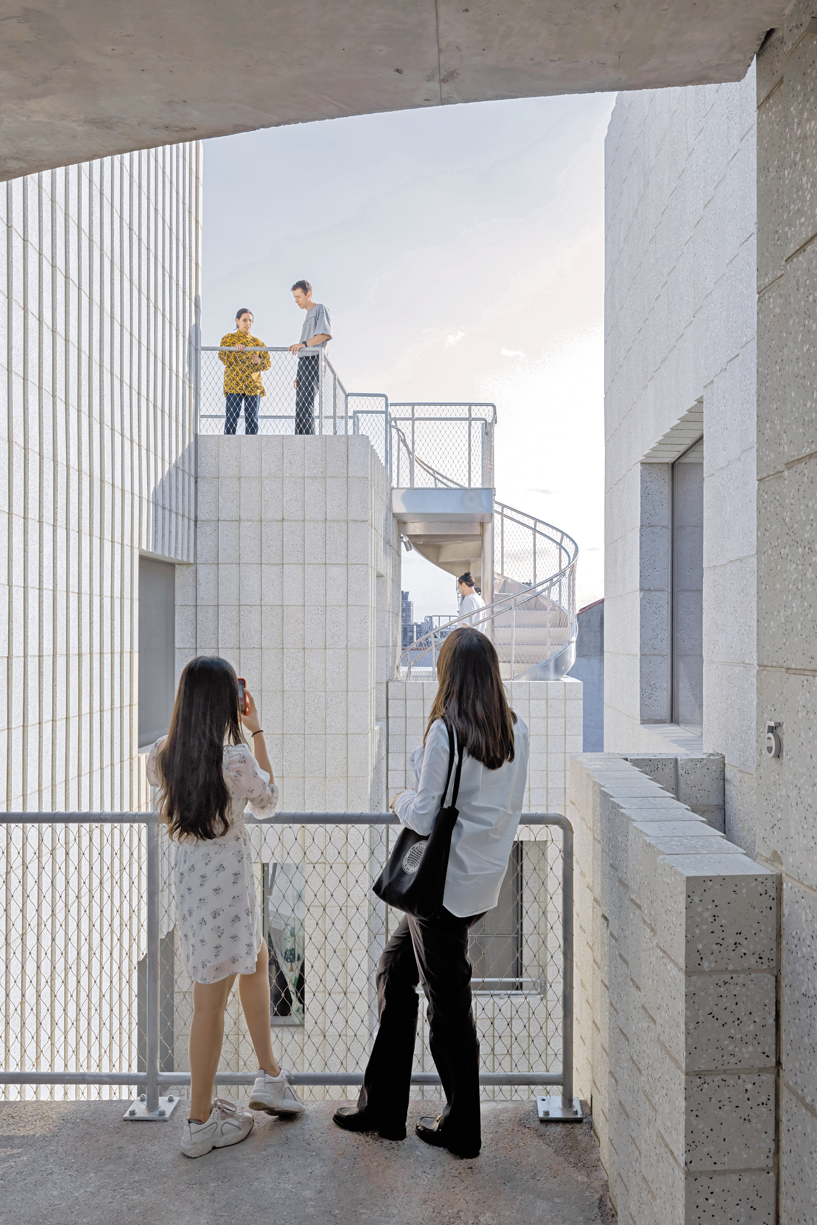 Auf dem Dach befinden sich die technischen Aufbauten und Freiräume für die Bewohner. Eine private Terrasse ist über eine Wendeltreppe erreichbar.