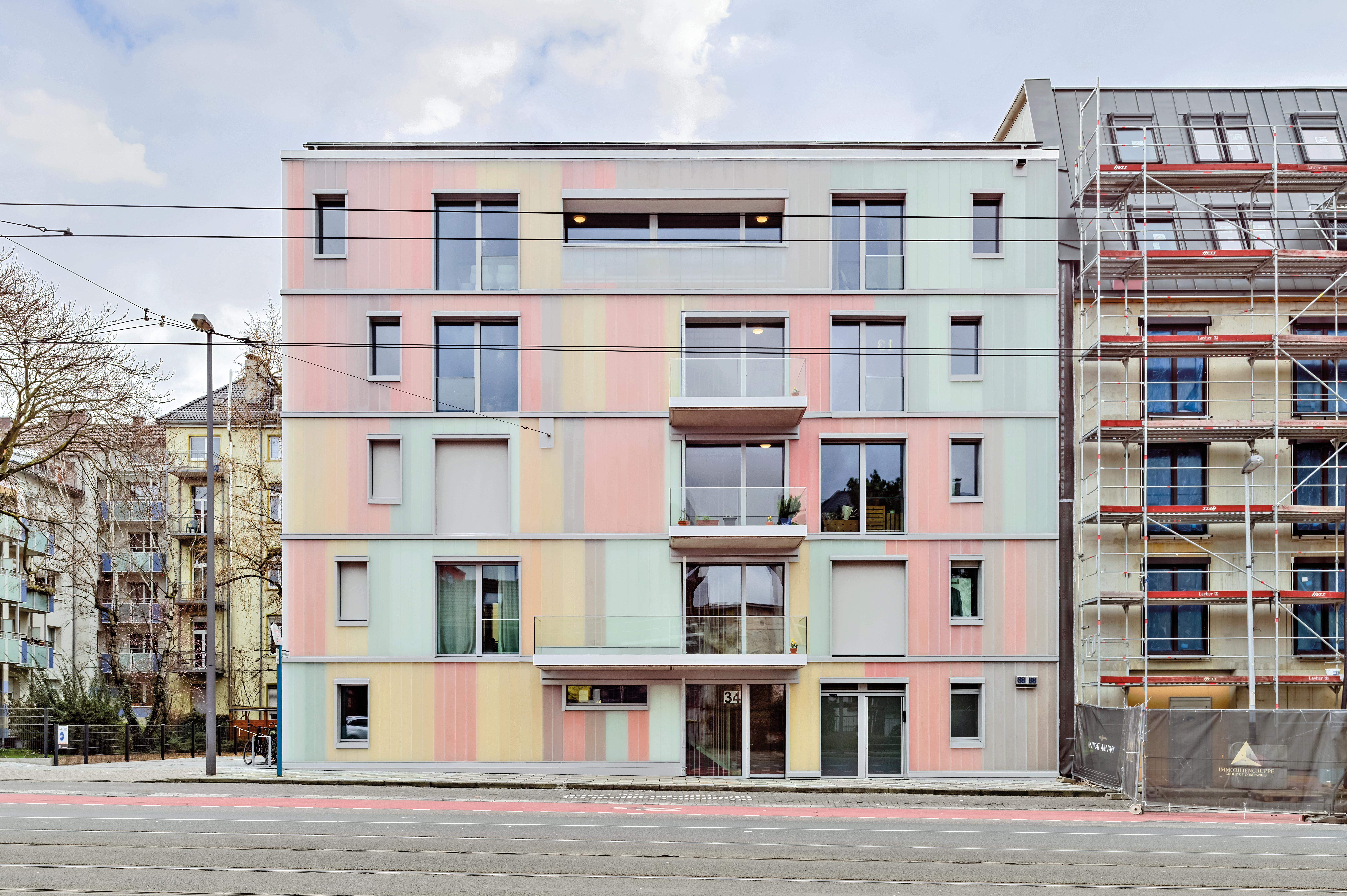 The balconies facing westward and the loggia of the soundproof facade along the street are situated
in front of the staircase, available to all residents.