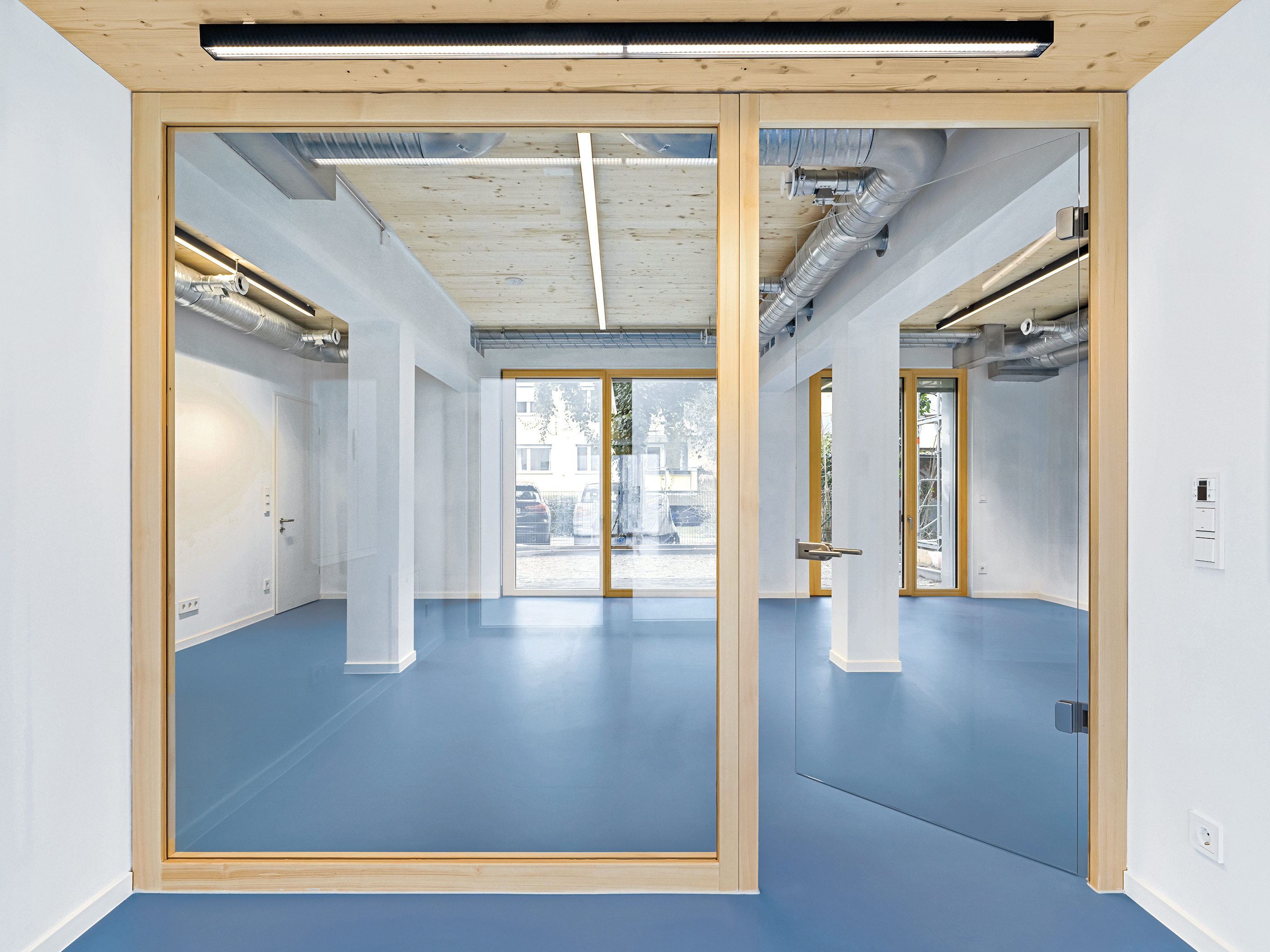 Der Holz-Skelettbau ist auf dem Raster 2,90 × 2,90 m aufgebaut. Durch den Verzicht auf tragende Trennwände sind die Grundrisse variabel konfigurierbar.