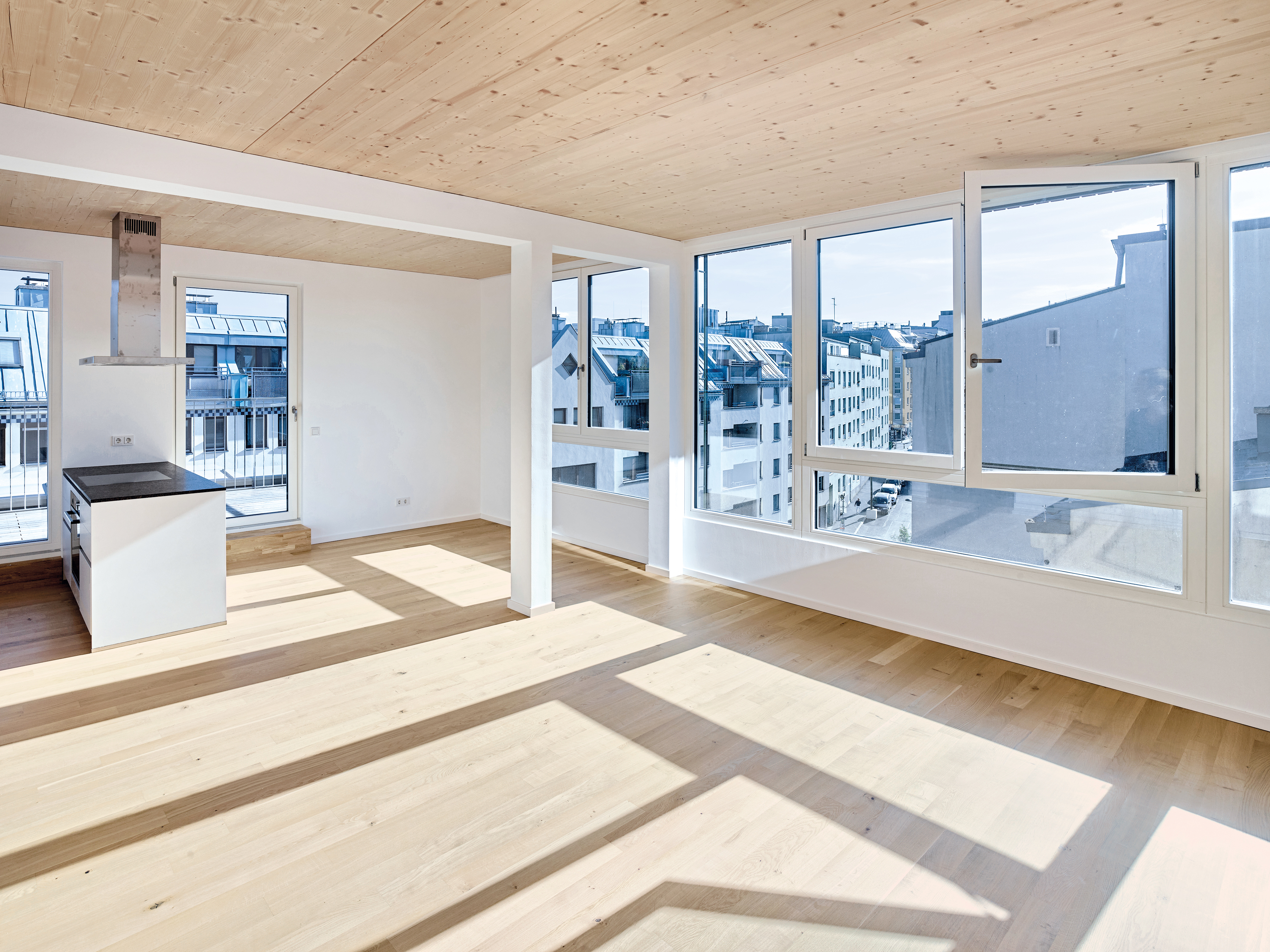 Die zwei zurückspringenden Penthouse- Geschosse verfügen über Dachterrassen mit Blick über den Wiener Westen.