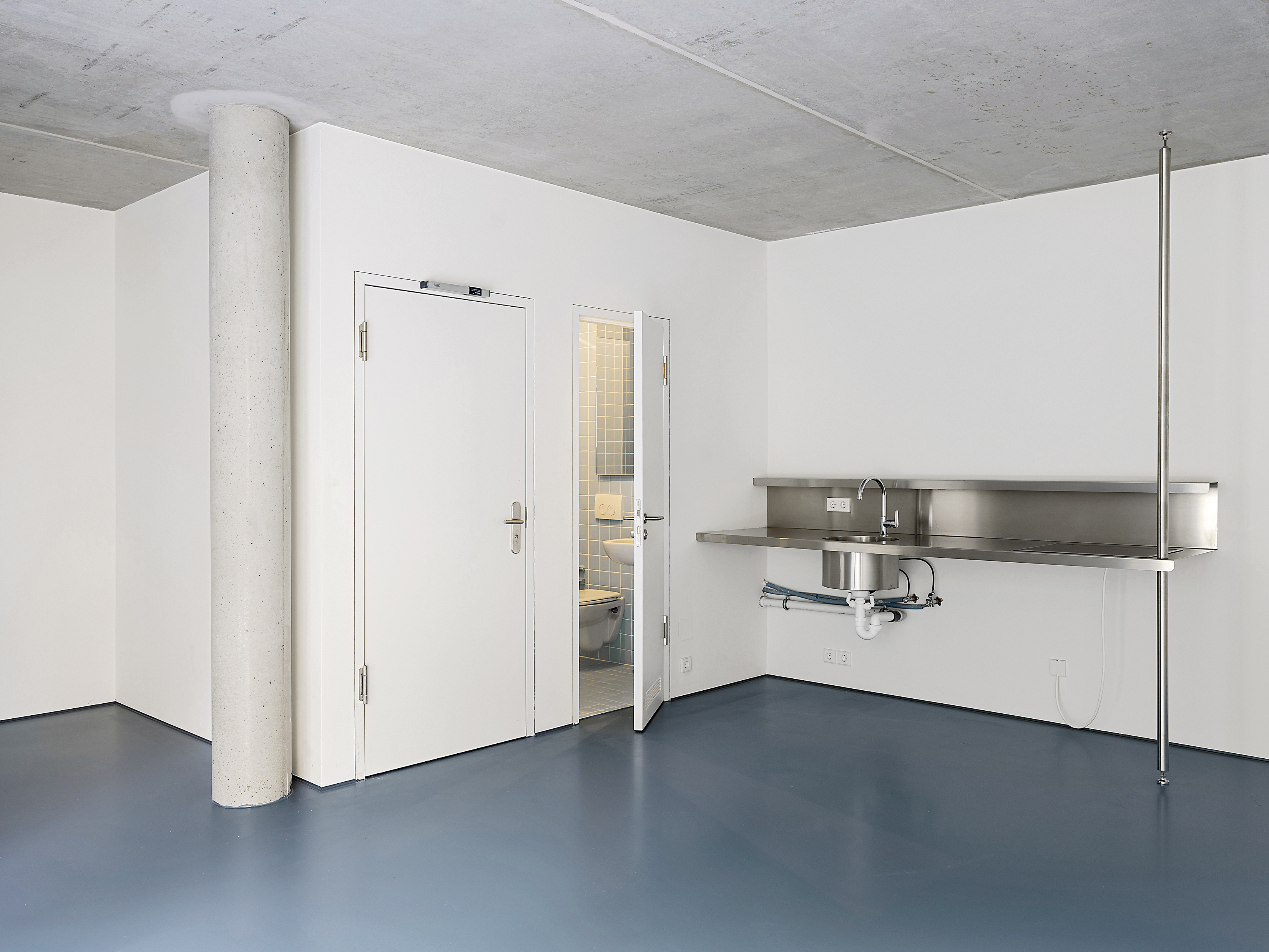 The kitchen unit consists of stainless steel. Residents can expand it by use of standard elements. A curtain separates the sleeping alcove from the living and dining area.