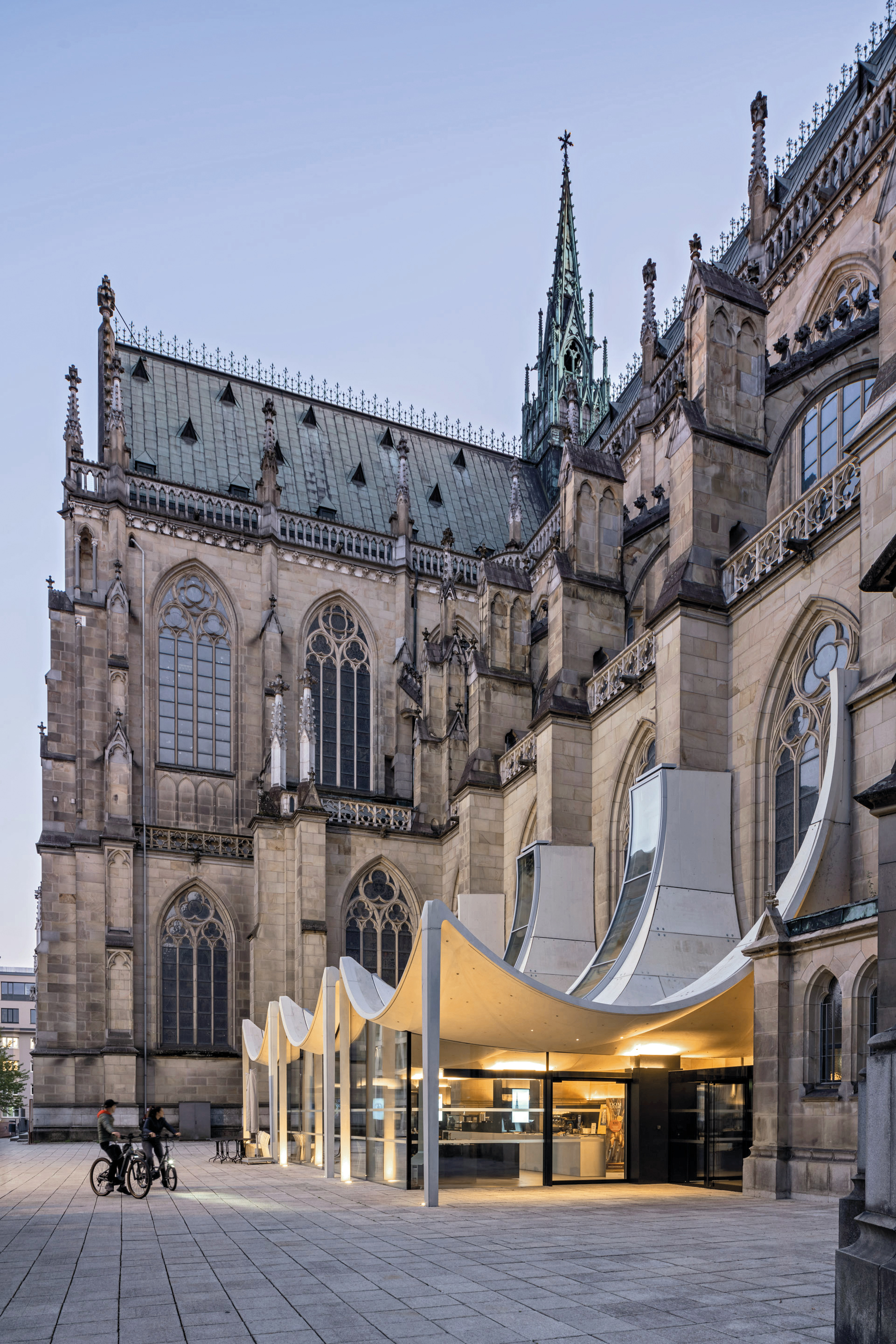 Peter Haimerls neues Eingangsbauwerk am Linzer Dom öffnet die Kirche zur Stadt und zitiert mit seinen Gewölbestrukturen historische Vorbilder.