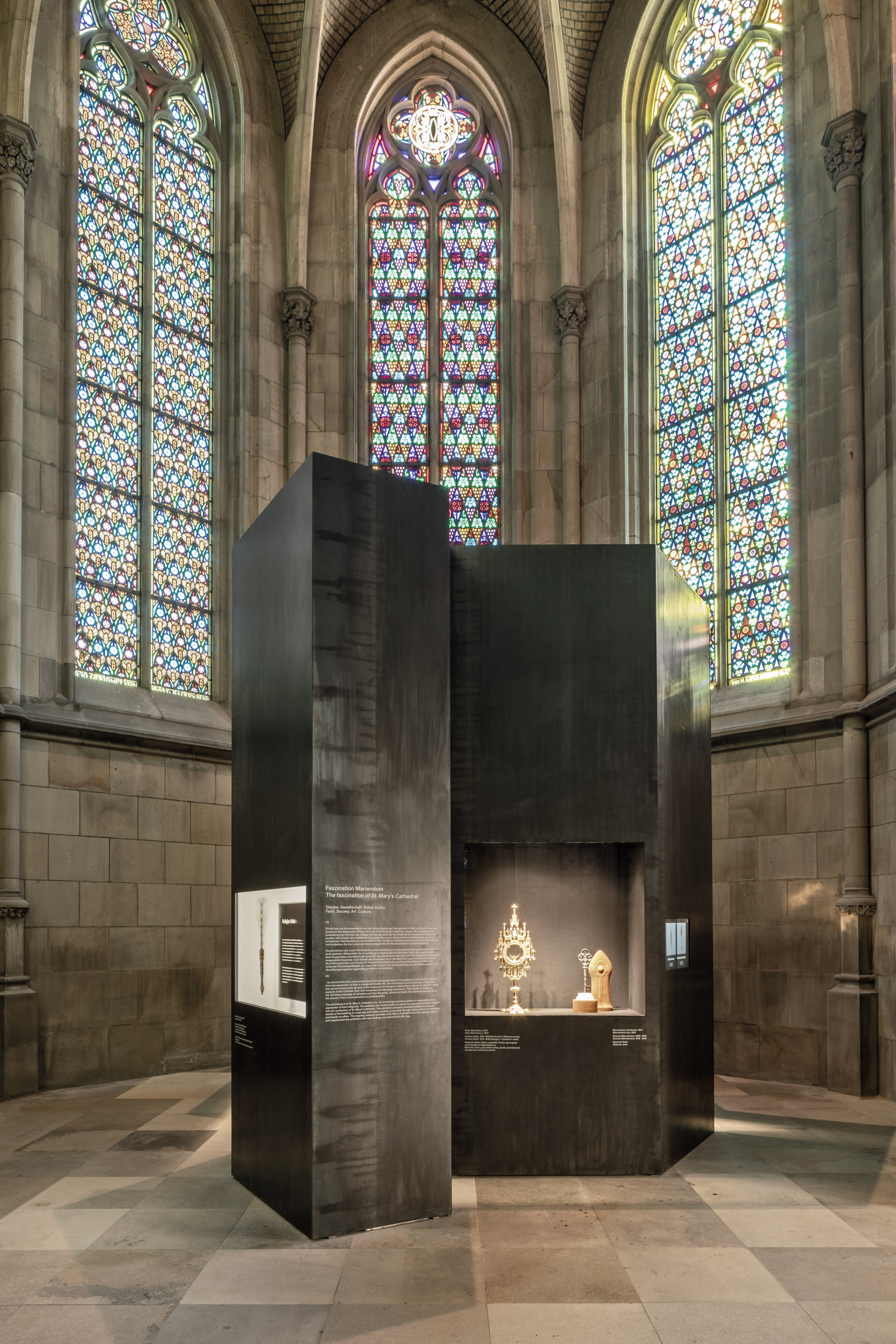 Eine neue Ausstellung im Kircheninnenraum informiert die Gäste über die Dombaugeschichte. In der Seitenkapelle ist der Domschatz ausgestellt.