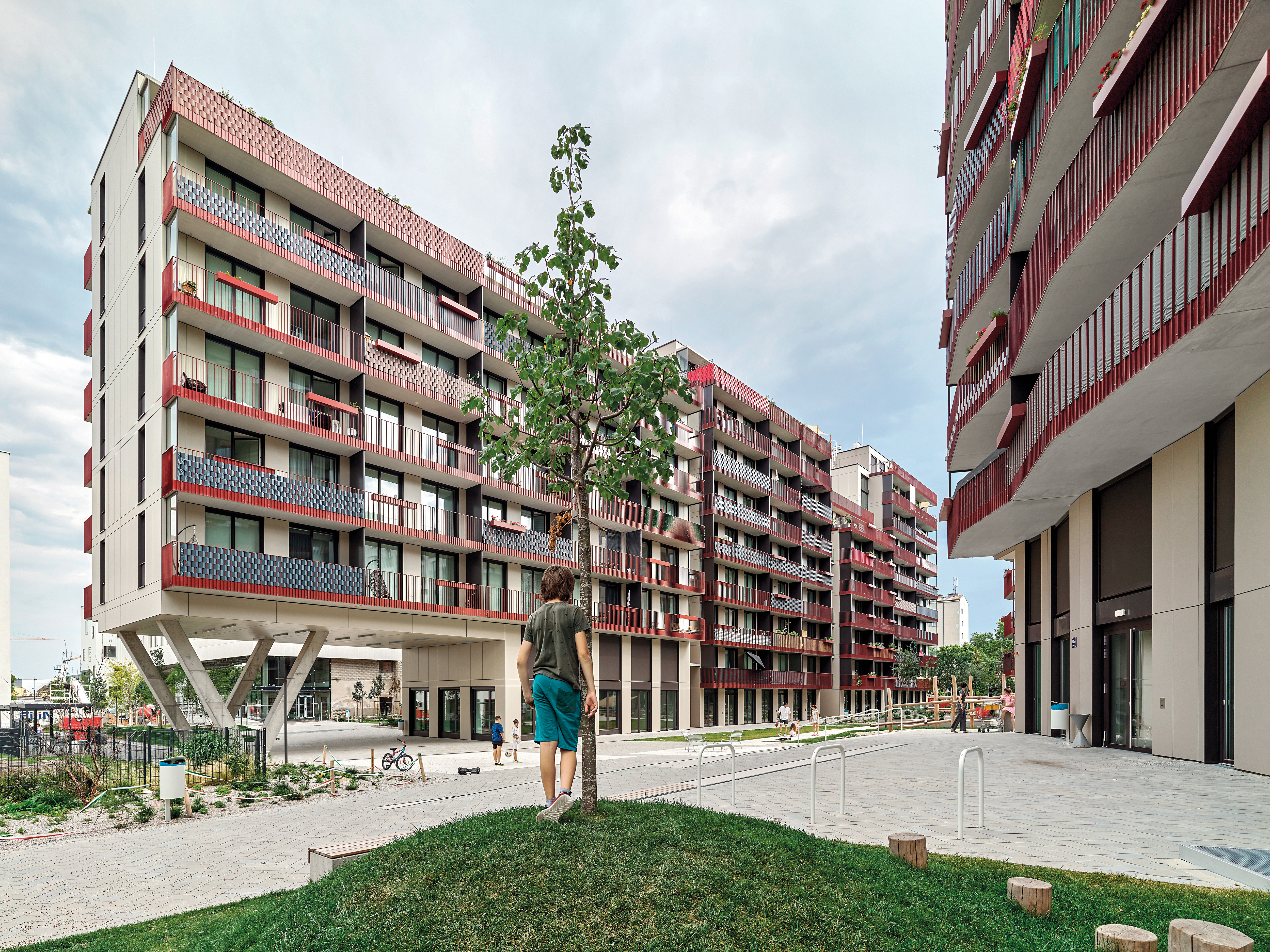 Kulturelle Nutzungen im Erdgeschoss und eine Landschaftsgestaltung als Freilichtbühne machen das Quartier zum Anziehungspunkt für den ganzen Bezirk.