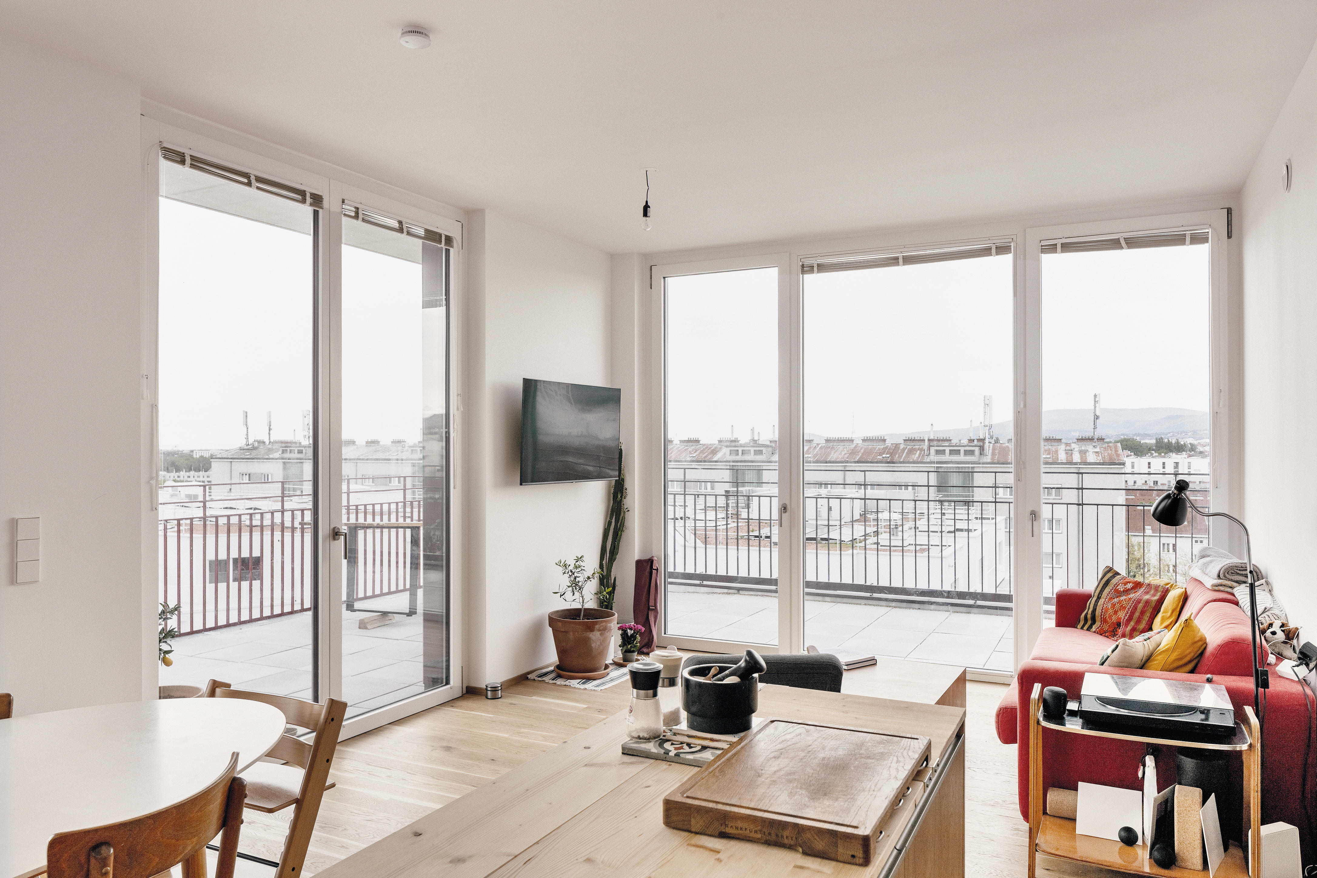 Sämtliche Fenster sind raumhoch ohne Sturz ausgeführt. Der Mehraufwand für die größeren Glasflächen wird durch die Anrechnung der Laibung als Wohnfläche wettgemacht.
