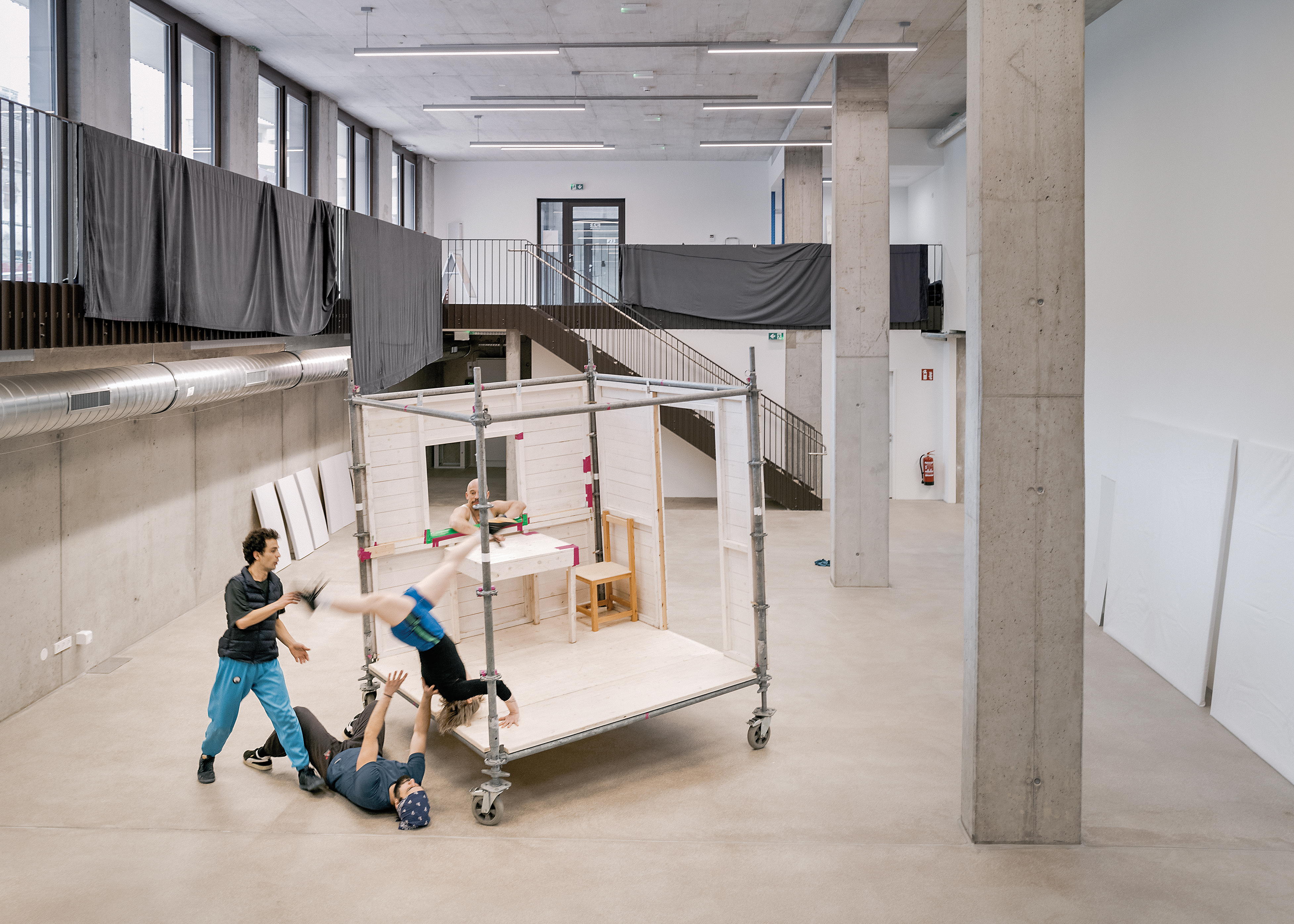 Öffentliche zweigeschossige Kulturräume für Musik, Theater, Ausstellung sowie Künstlerateliers beleben das Erdgeschoss des Atelierhauses.