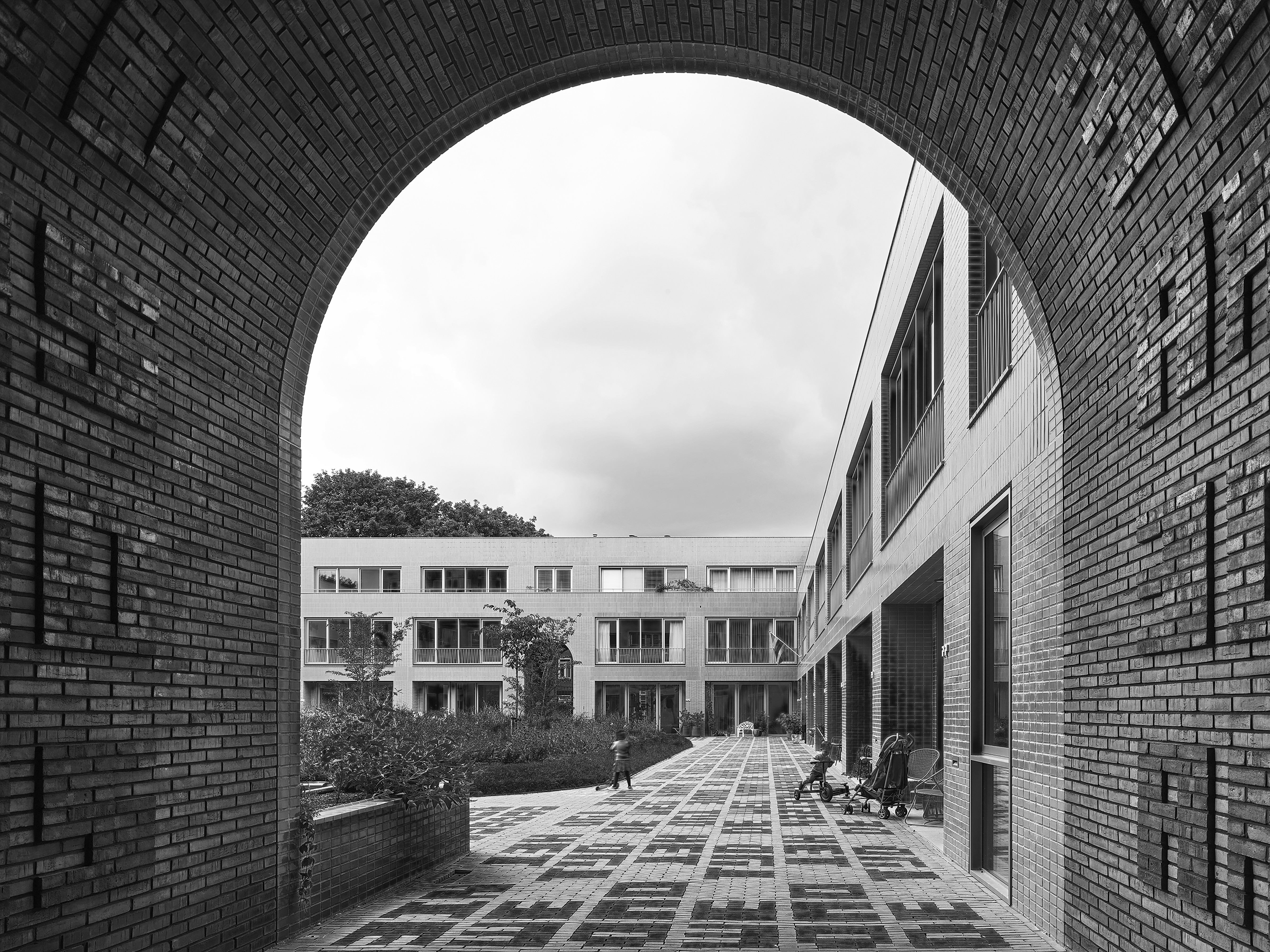 Ein begrünter Gemeinschaftsgarten bildet das Zentrum des Wohnhofs Spaarndammerhart. Vorbild sind die Klinkerbauten der Amsterdamer Schule aus den 1920er-Jahren.