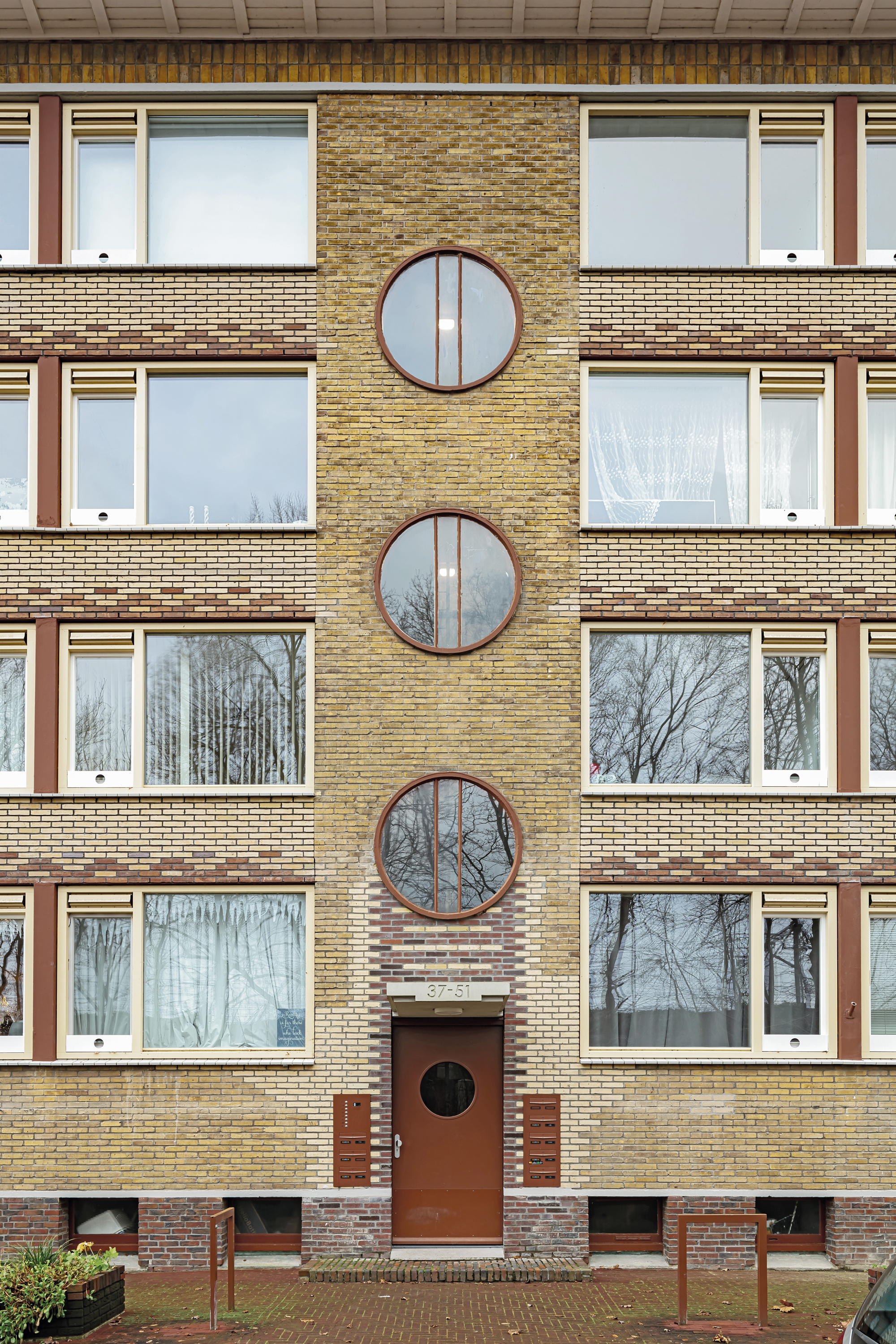 Three of the 20 apartment blocks from the 1960s settlement on Sportparklaan were renovated by Bureau Van Eig to improve energy efficiency. Colourful brick accents mark the entrances, giving each building a distinct identity.