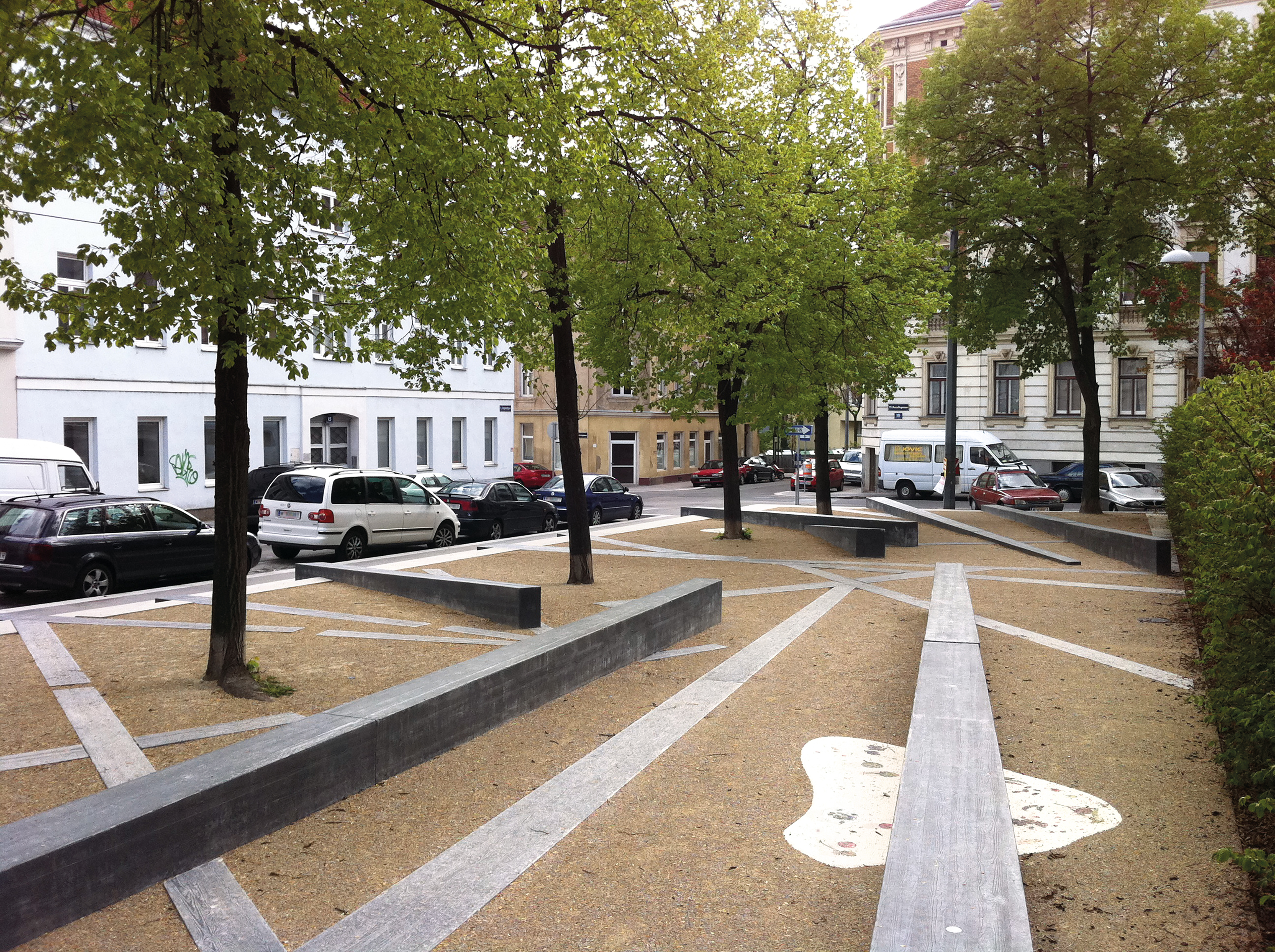 Erinnerungsort Turnertempel in Wien nach Plänen von Auböck + Kárász: Der Gedenkplatz im 15. Bezirk zeigt den Ort der Synagoge an, die 1938 in Brand gesetzt wurde.