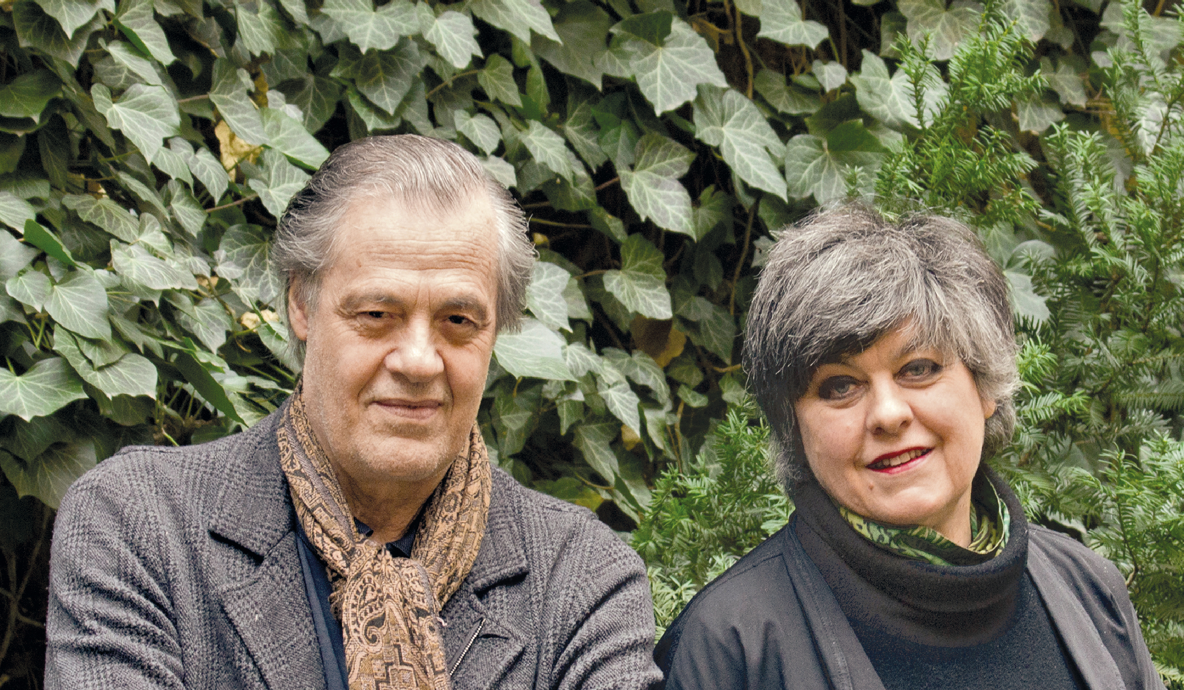 Maria Auböck und János Kárász arbeiten seit 1987 in ihrem gemeinsamen Atelier in Wien. Ihre urbanen Landschaftsräume sind Platz- und Parkgestaltungen, Revitalisierungen historischer Gärten und Freiräume in Wohnsiedlungen. Neben der Entwurfsund Gestaltungsarbeit sind die beiden Architekten für Gutachten zu Urbanismus und Kulturlandschaft tätig. Außerdem haben sie unter anderem in Budapest, Mailand und München unterrichtet. Die Monografie „Auböck + Kárász. Landscape Architects. Partituren für offene Räume“ ist kürzlich bei Park-Books Zürich erschienen.