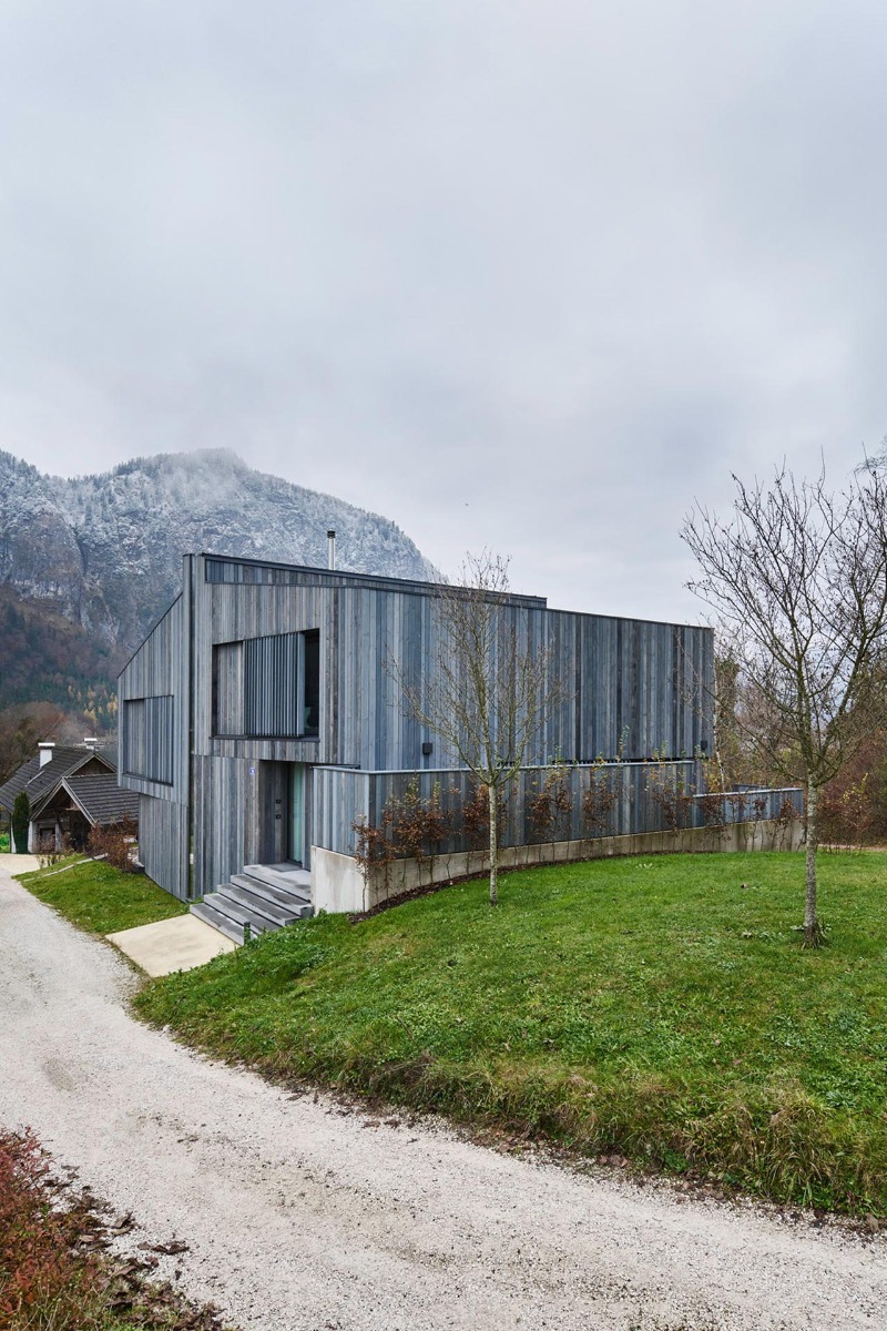 „Das Haus, das man nicht sieht“ – so beschreiben Einheimische das Gebäude, das trotz einer Nutzfläche von über 200 m² mit der Berglandschaft zu verschmelzen scheint.