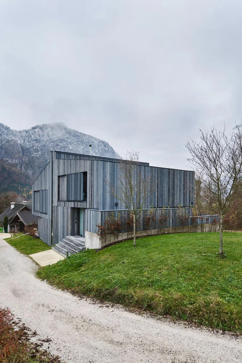 „Das Haus, das man nicht sieht“ – so beschreiben Einheimische das Gebäude, das trotz einer Nutzfläche von über 200 m² mit der Berglandschaft zu verschmelzen scheint.