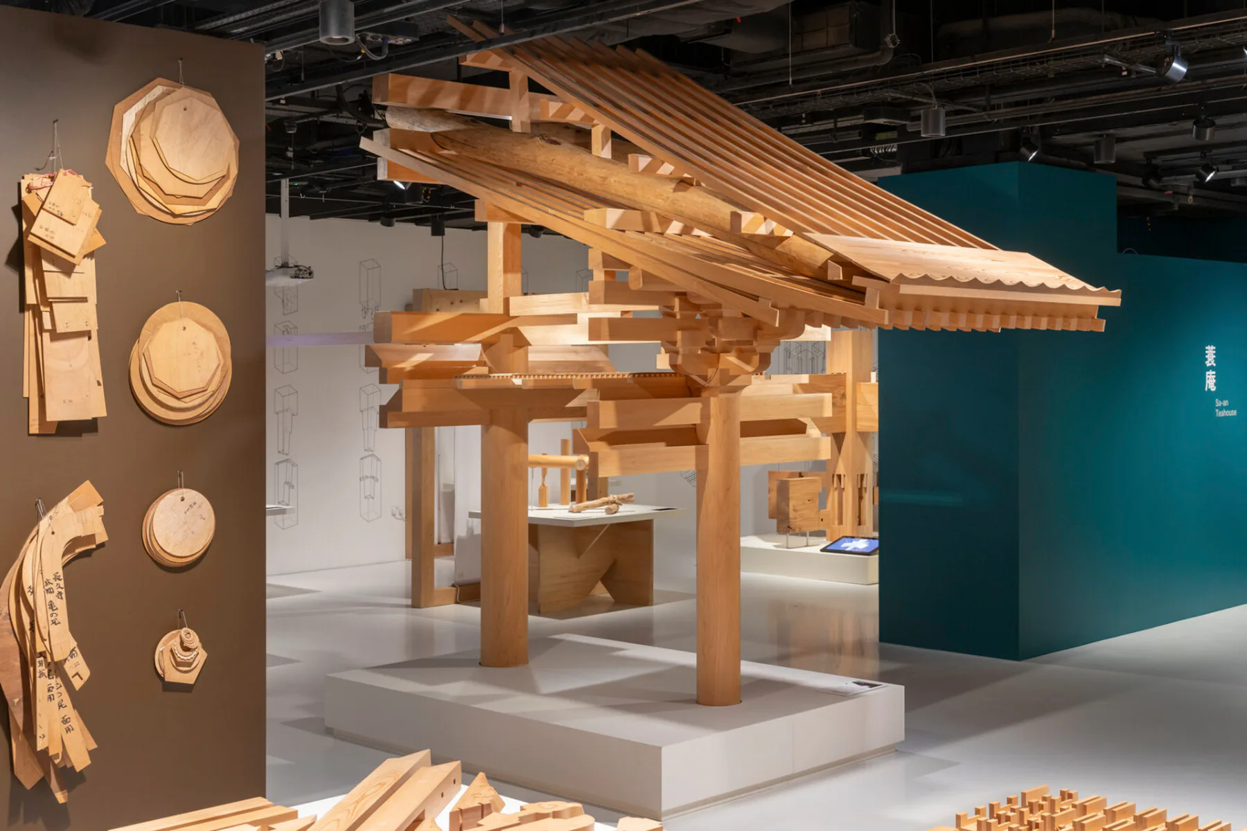 In der Ausstellung ist ein Yoshino-Zypressen-Modell im Maßstab 1:2 eines Dachabschnitts von Tōindō zu sehen.