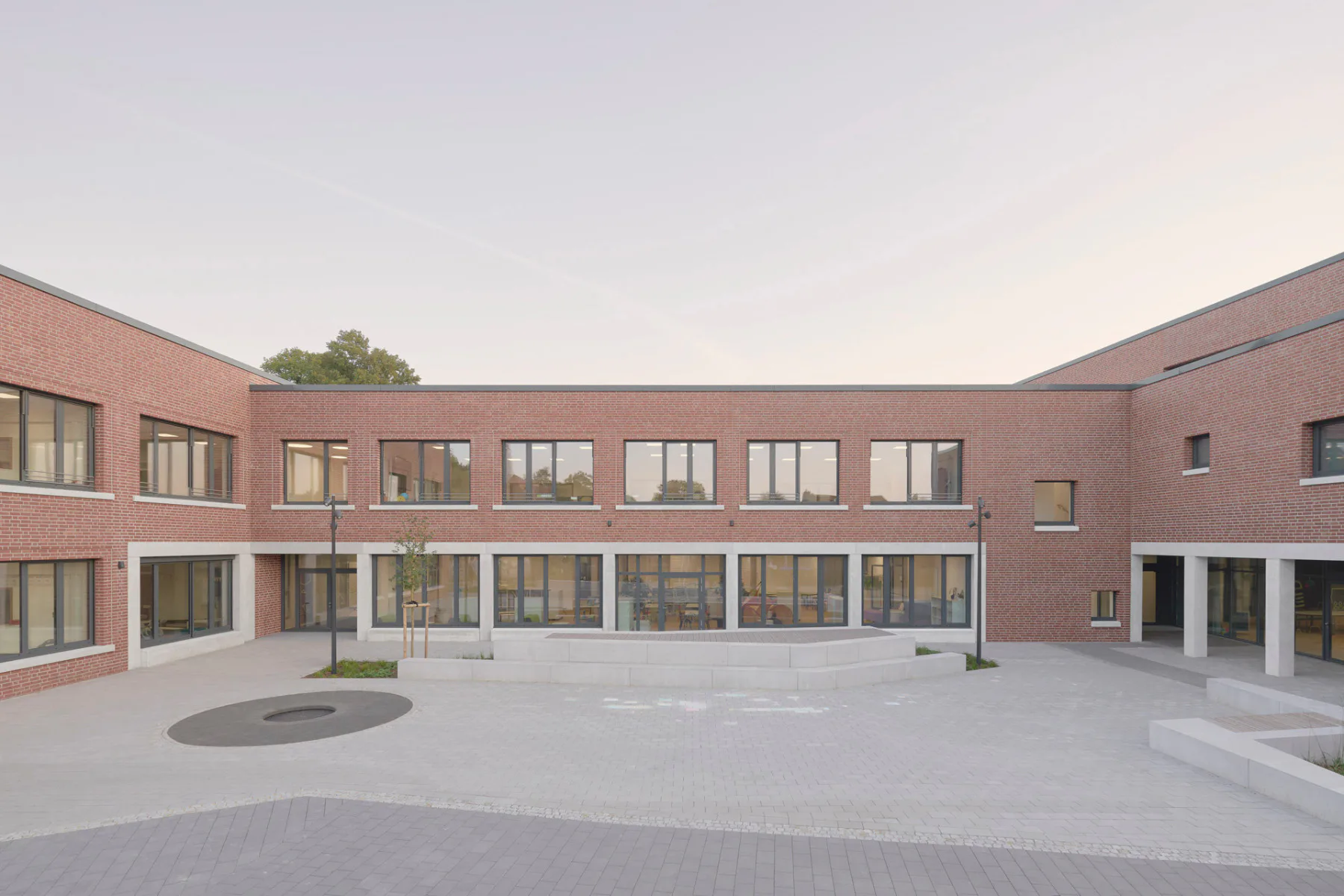 Die Wasserstrichklinker harmonieren mit den Sichtbetonelementen die im Sockelbereich und als Fensterbänke verwendet wurden.