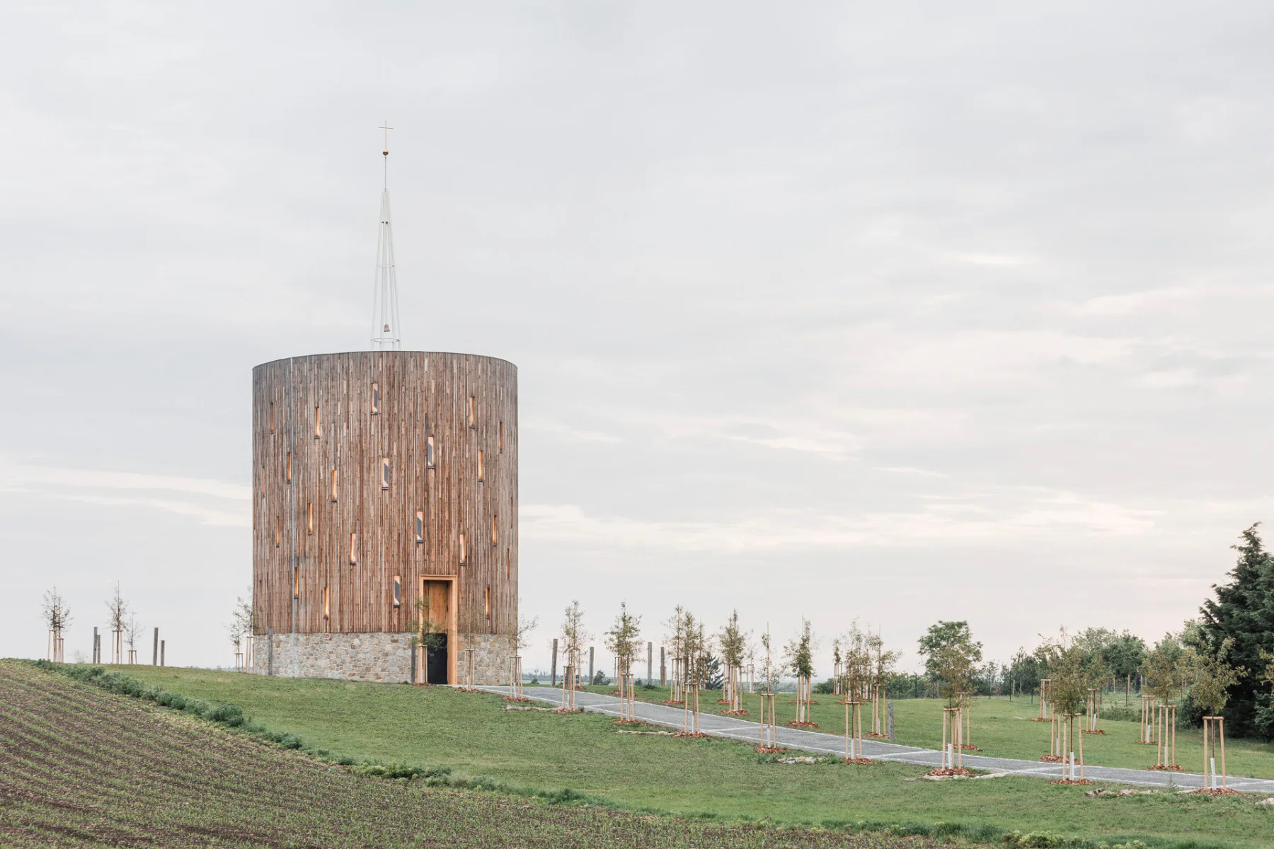 Die Kapelle der Schmerzensmutter steht etwas südlich des Dorfs auf einer kleinen Anhöhe.