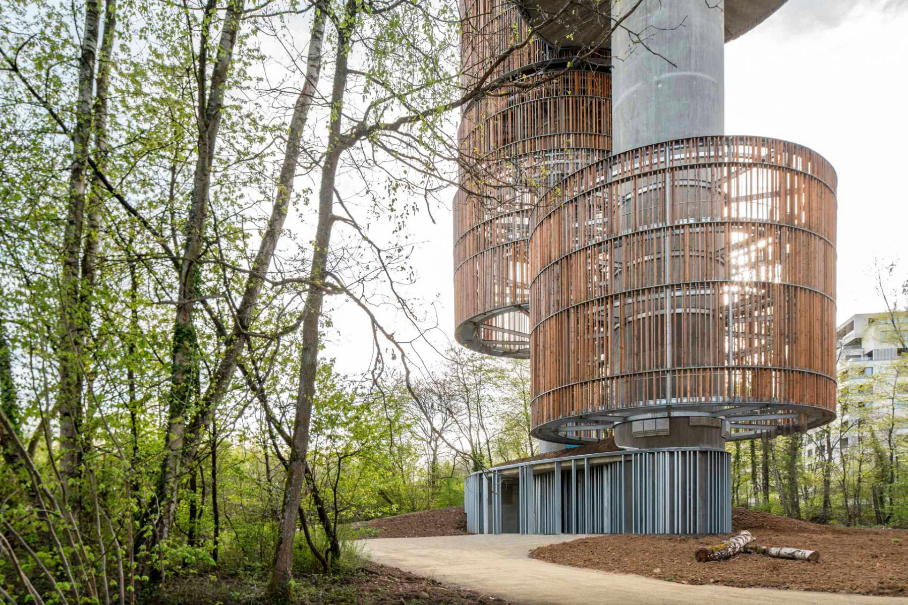 Ein mächtiger, mit Stahl verkleideter Betonsockel soll unerwünschte Eindringlinge vom Wasserturm abhalten.